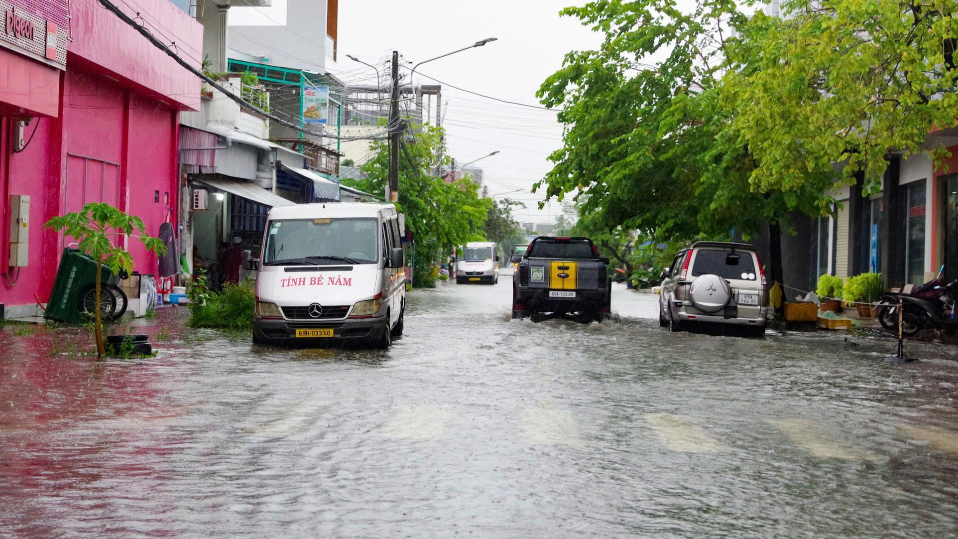 Cà Mau: Mưa lớn kết hợp triều cường gây ngập sâu, bộ đội hỗ trợ người dân di chuyển- Ảnh 13.