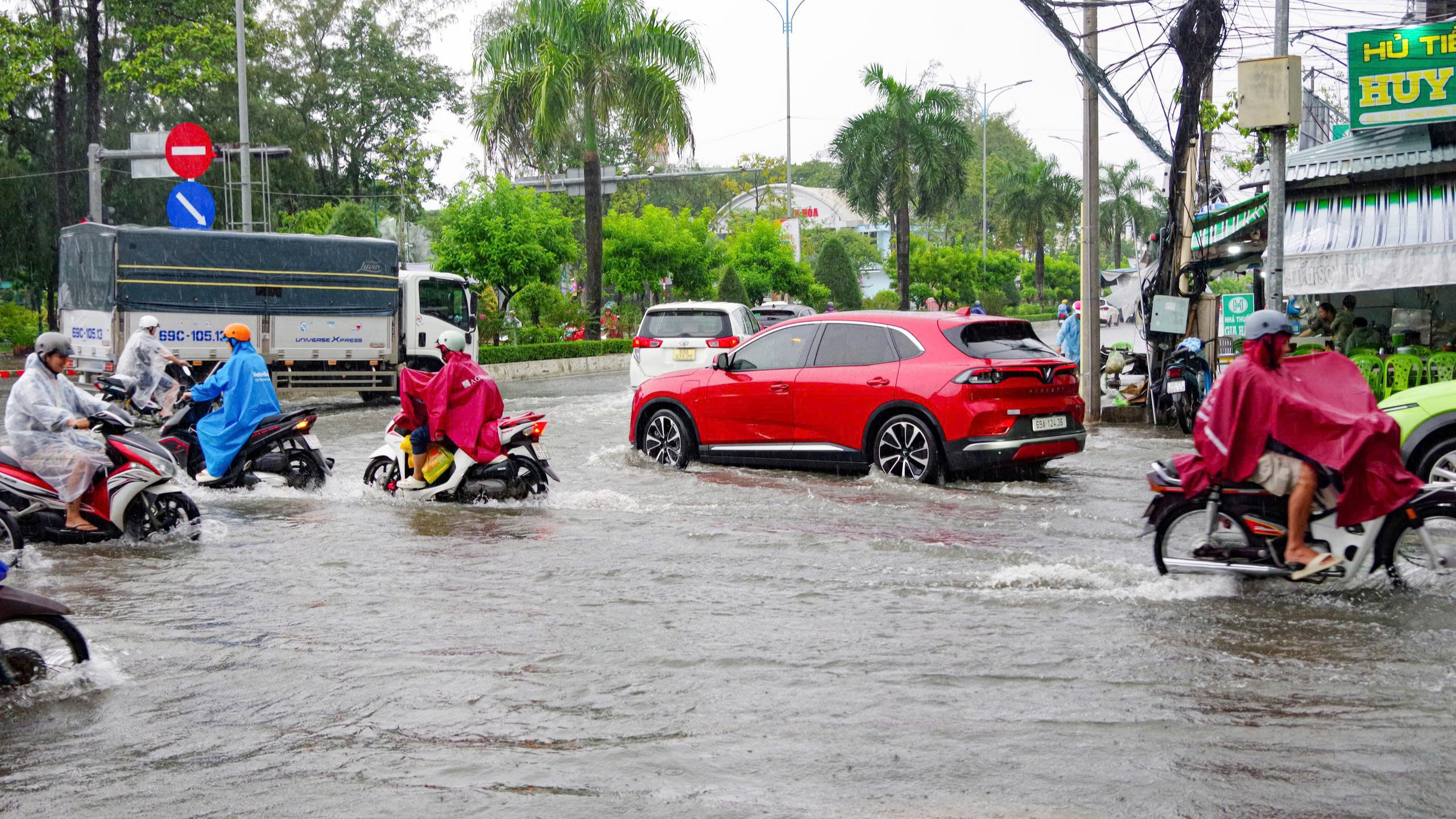 Cà Mau: Mưa lớn kết hợp triều cường gây ngập sâu, bộ đội hỗ trợ người dân di chuyển- Ảnh 12.