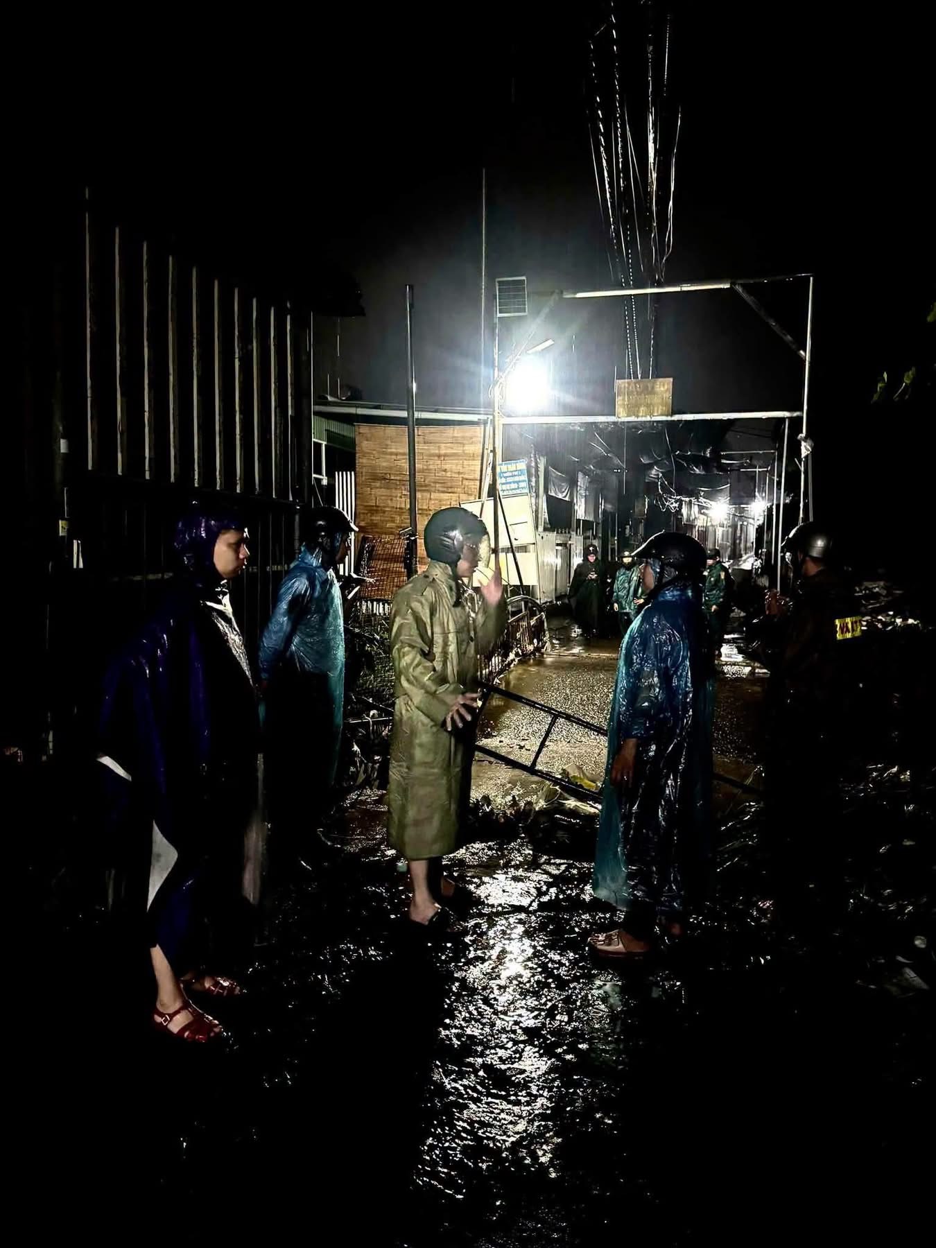 Mưa lớn gây ngập ở Đồng Nai: Đang tìm kiếm người nghi mất tích do nước cuốn- Ảnh 17.