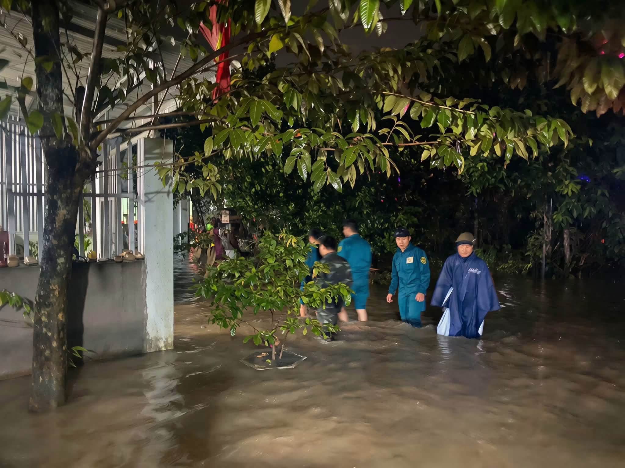 Mưa lớn gây ngập ở Đồng Nai: Đang tìm kiếm người nghi mất tích do nước cuốn- Ảnh 12.
