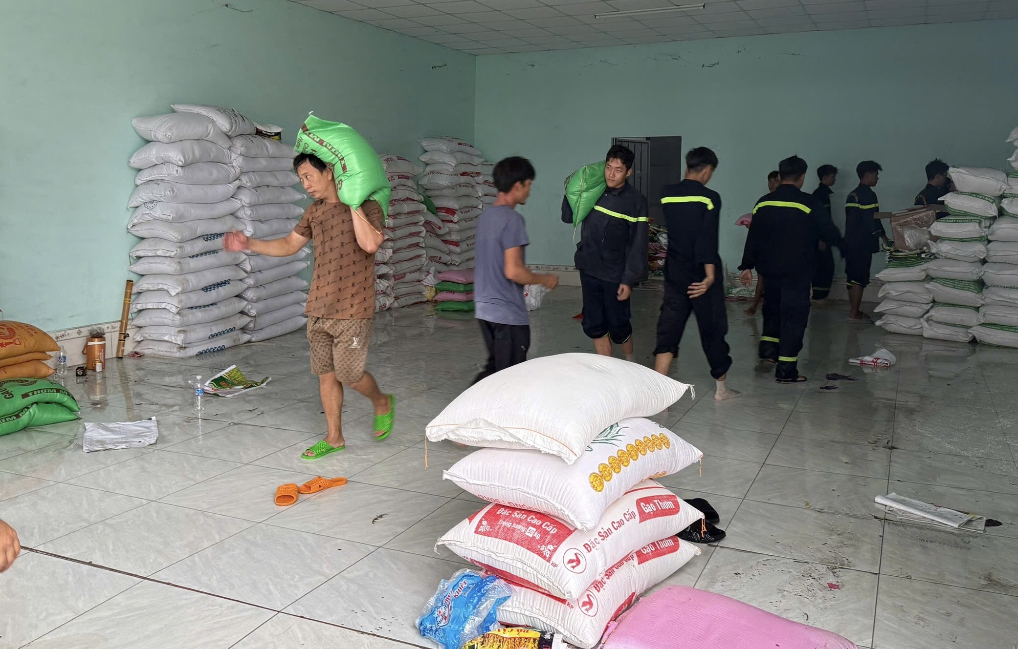 Mưa lớn gây ngập ở Đồng Nai: Đang tìm kiếm người nghi mất tích do nước cuốn- Ảnh 6.