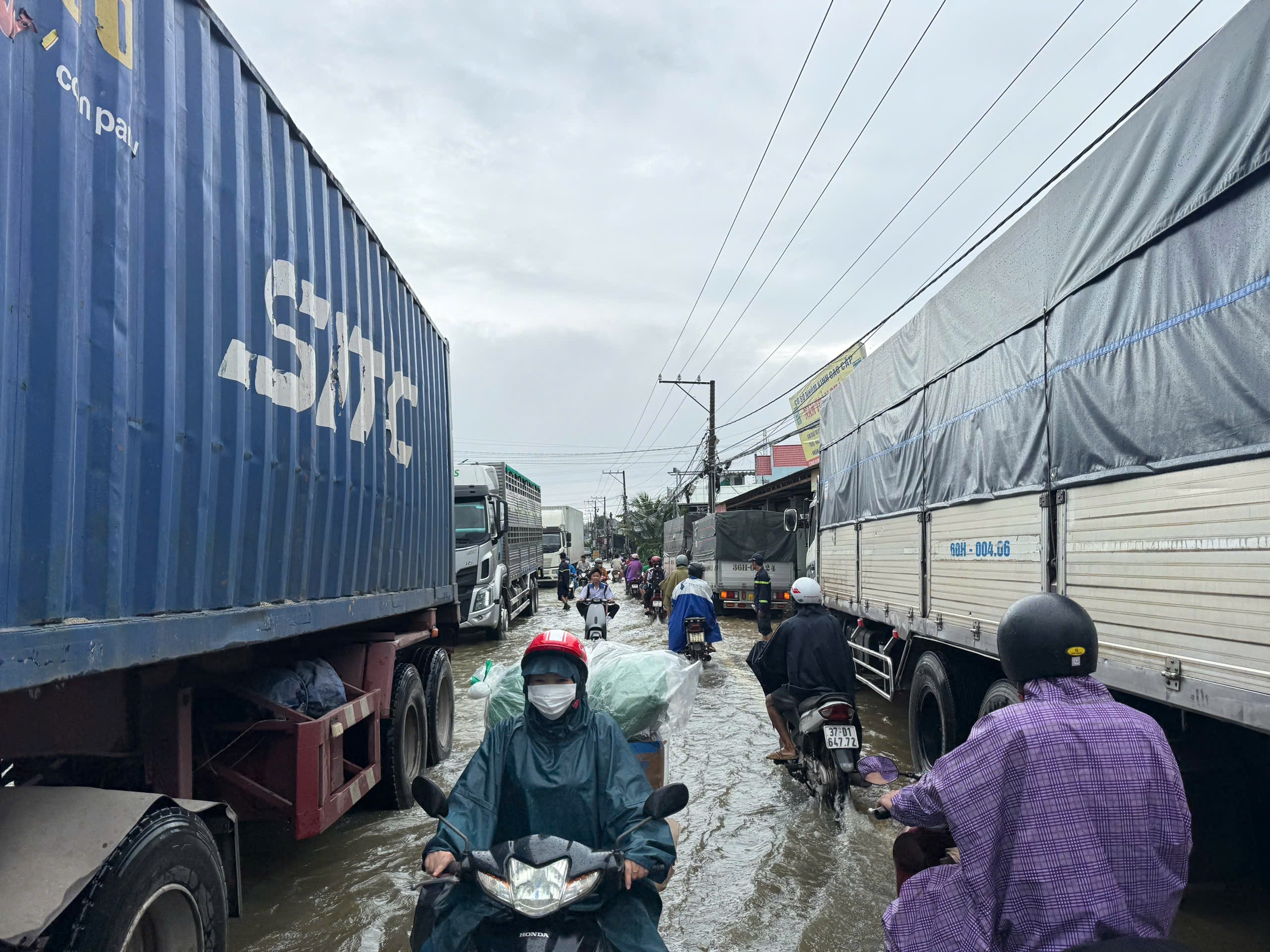 Mưa lớn gây ngập ở Đồng Nai: Đang tìm kiếm người nghi mất tích do nước cuốn- Ảnh 3.