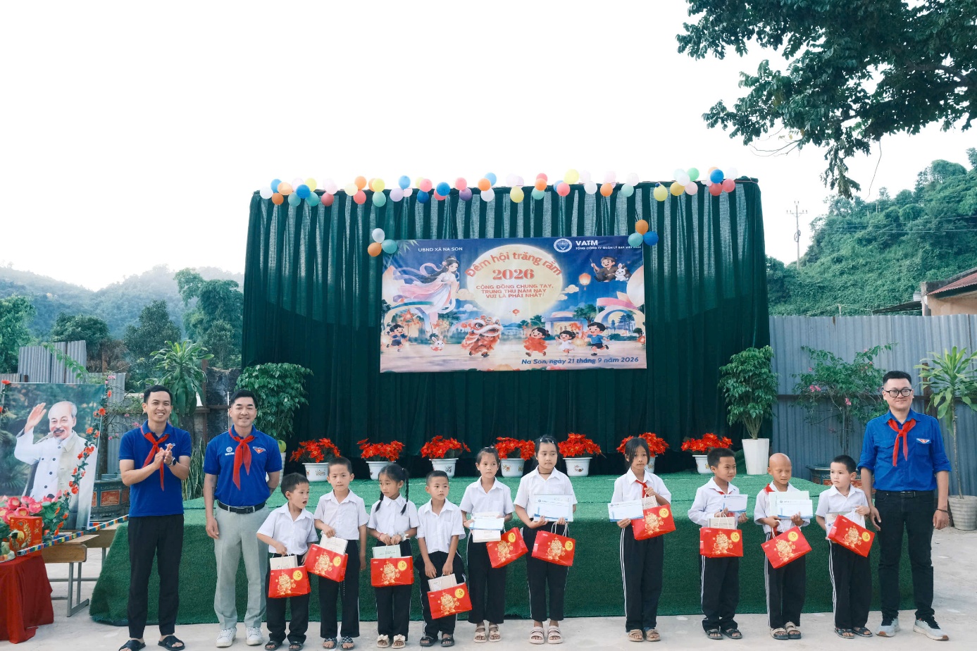 Tuổi trẻ ngành Xây dựng “Thắp sáng đường biên - Đường cờ Tổ quốc” tại Điện Biên- Ảnh 7.