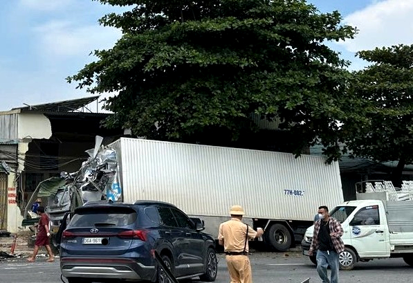 Thanh Ho&aacute;: Tai nạn giao th&ocirc;ng li&ecirc;n ho&agrave;n khiến 1 người tử vong, 3 người bị thương- Ảnh 1.
