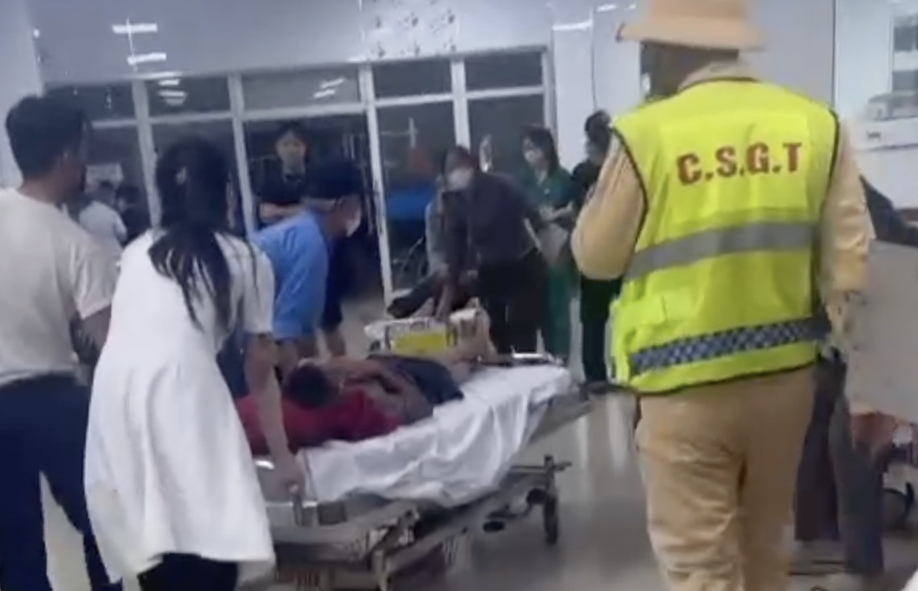 CSGT Nghệ An mở đường đưa cụ &ocirc;ng bị thương nặng do rơi từ tầng 2 xuống đi cấp cứu kịp thời- Ảnh 2.