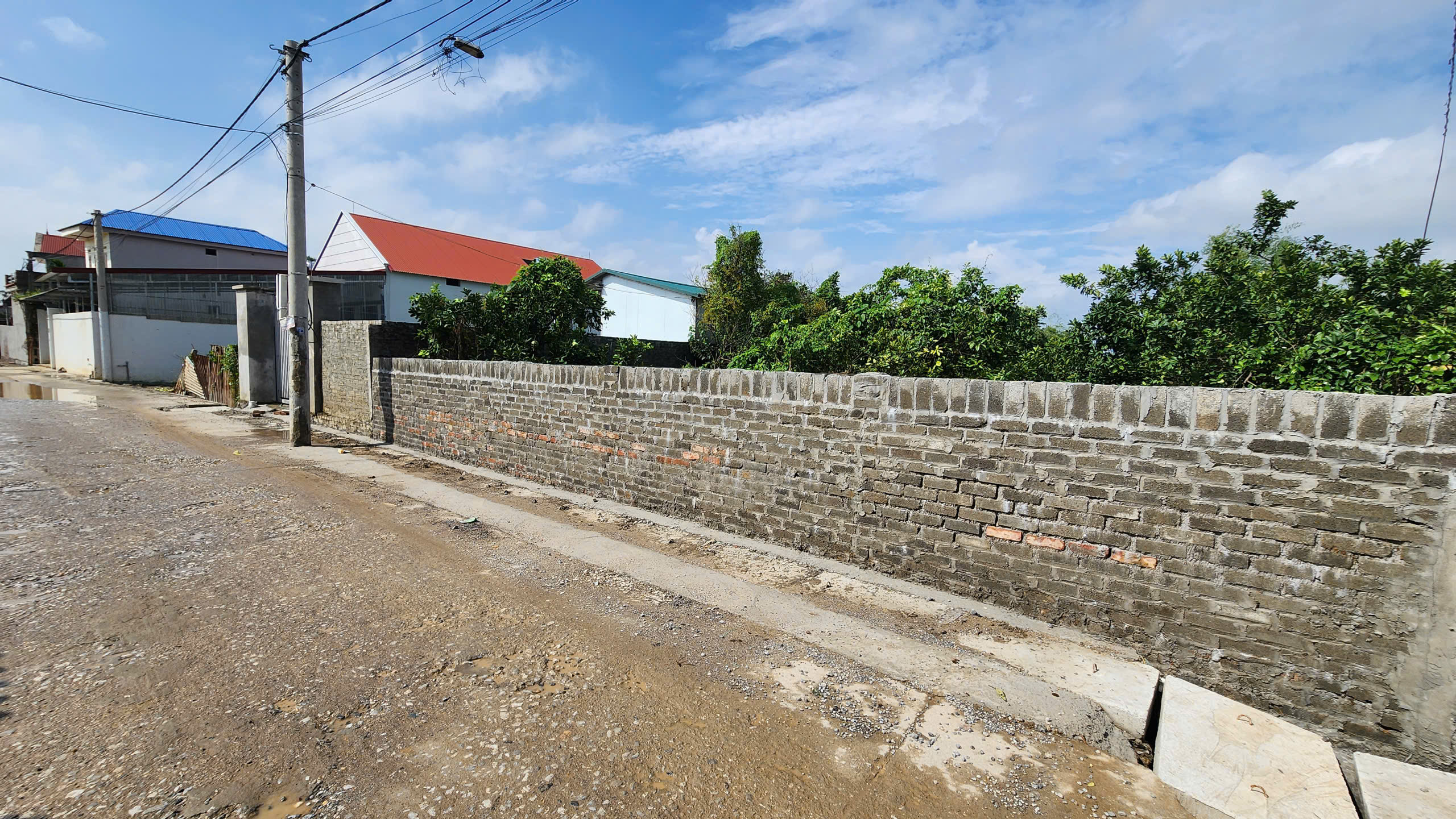 Hà Nội: Xã có hàng trăm hộ dân hiến đất mở rộng đường, nông thôn "thay da đổi thịt" - Ảnh 1.
