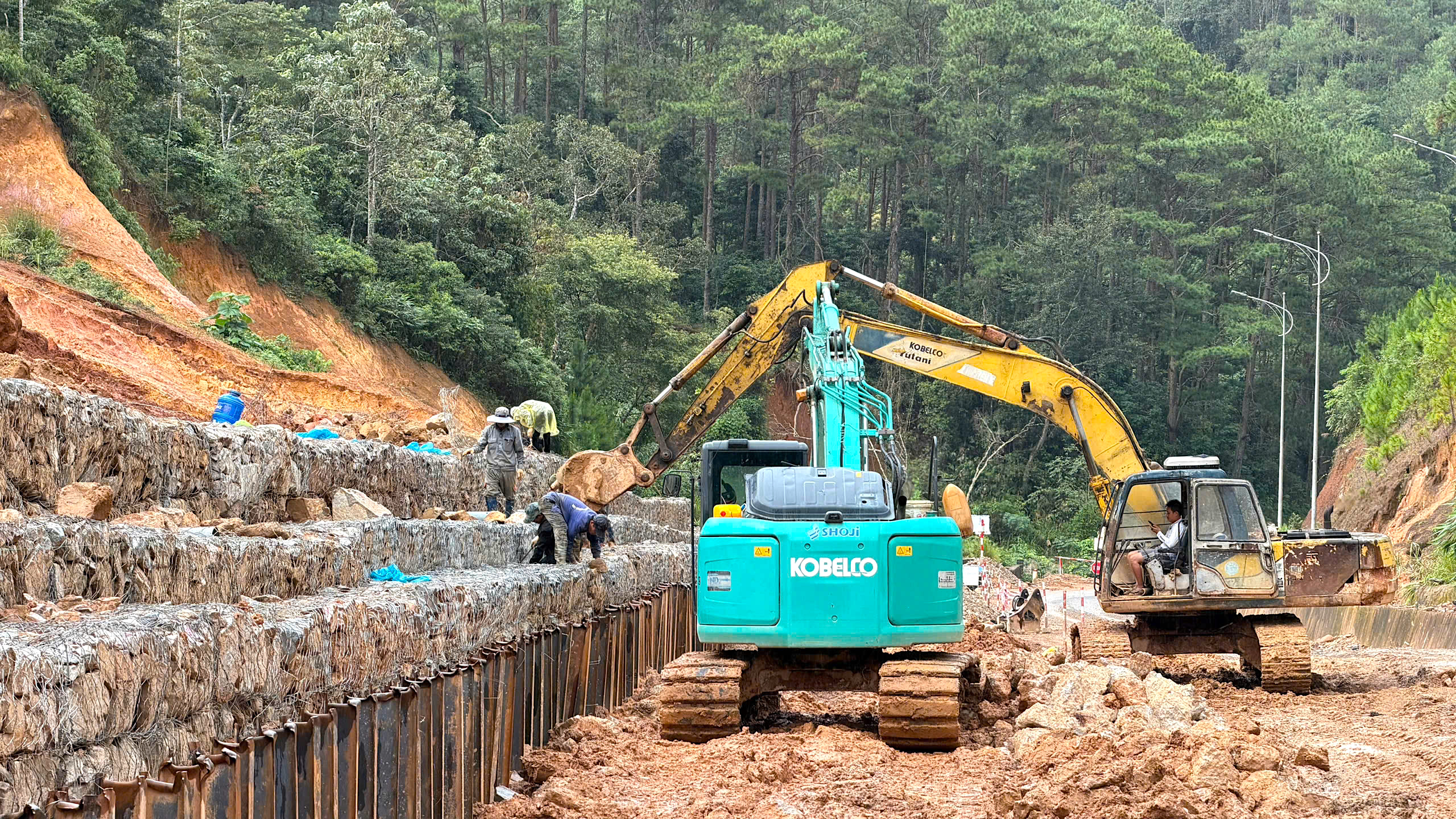 Nổ mìn phá đá, bạt núi khắc phục sạt lở trên quốc lộ 24 qua Quảng Ngãi- Ảnh 7.
