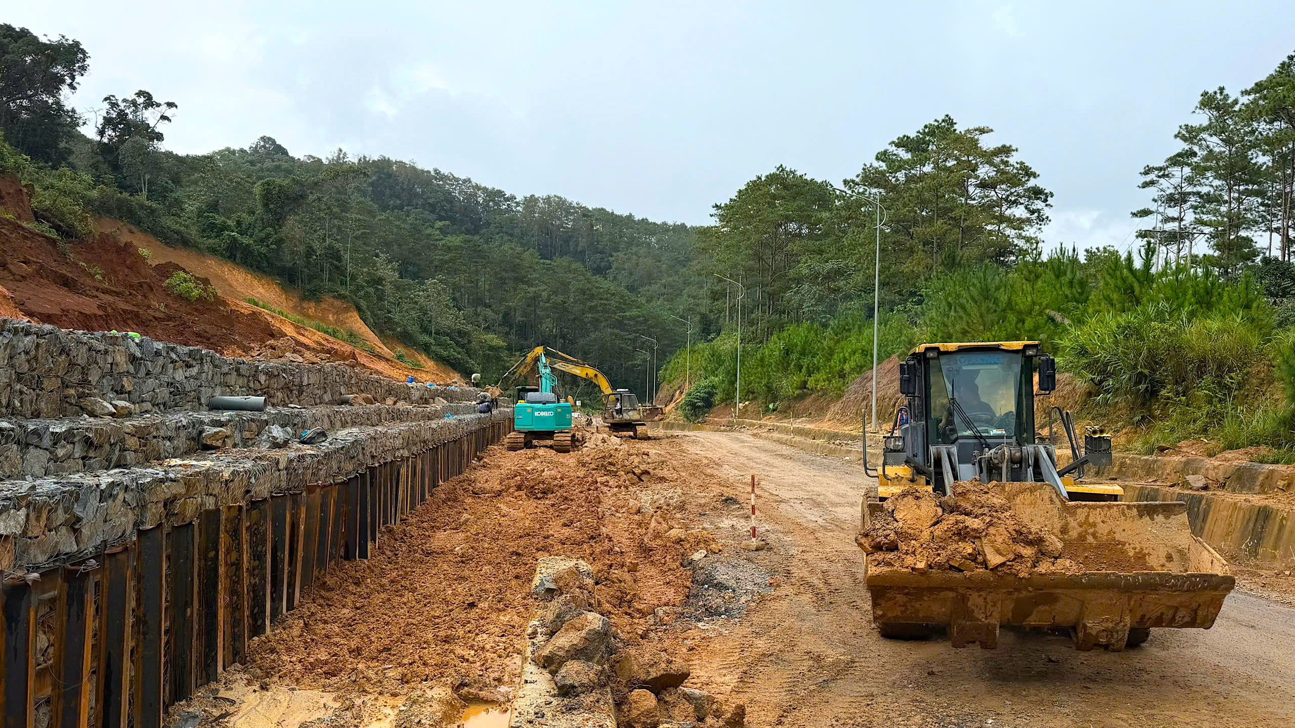 Nổ mìn phá đá, bạt núi khắc phục sạt lở trên quốc lộ 24 qua Quảng Ngãi- Ảnh 9.