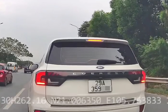 Tài xế chặn ô tô khác trên Đại lộ Thăng Long bị phạt 23 triệu đồng, trừ điểm bằng lái- Ảnh 1.