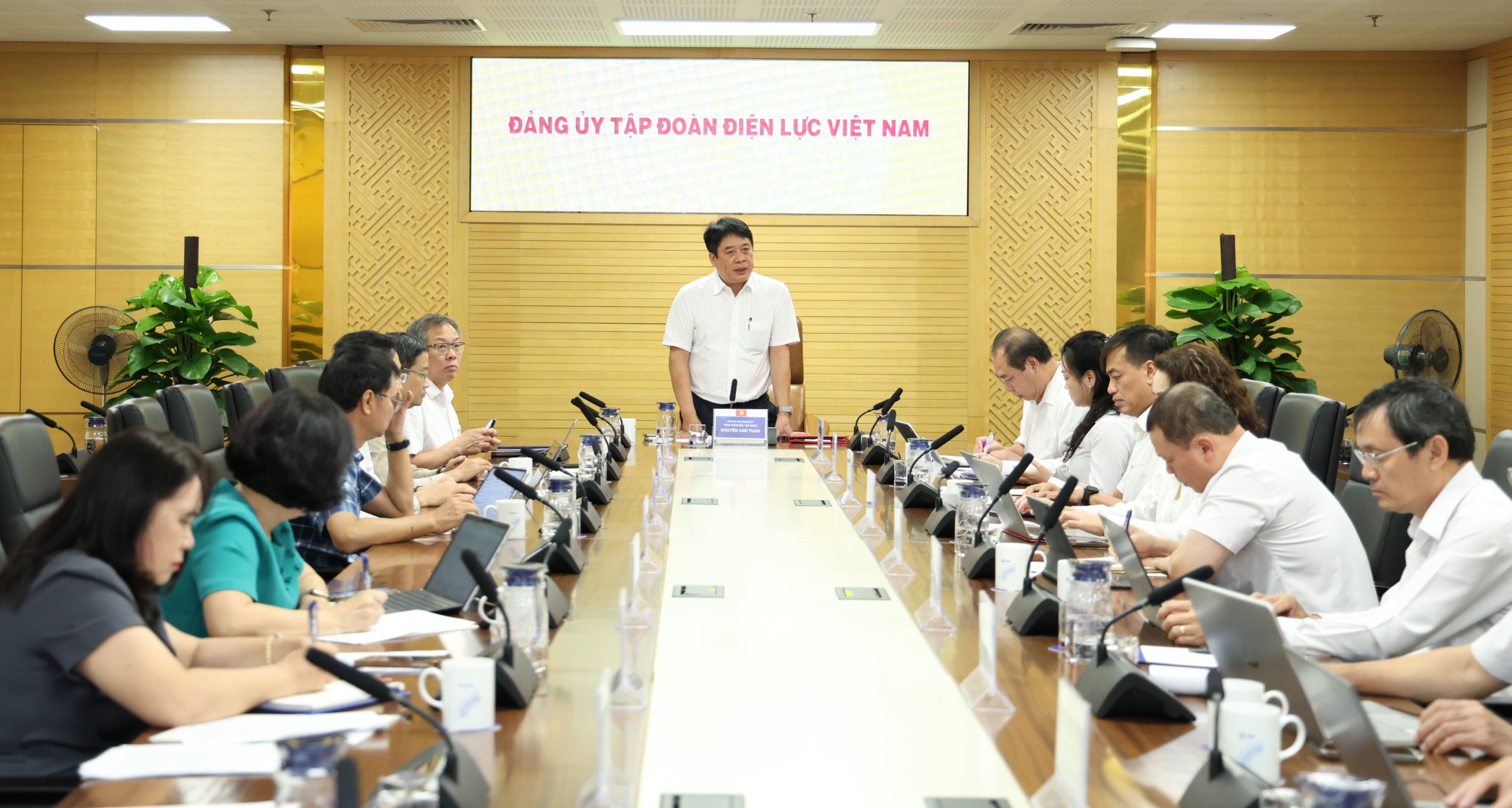 EVN nâng cao hiệu quả chăm lo, bảo vệ người lao động- Ảnh 1.