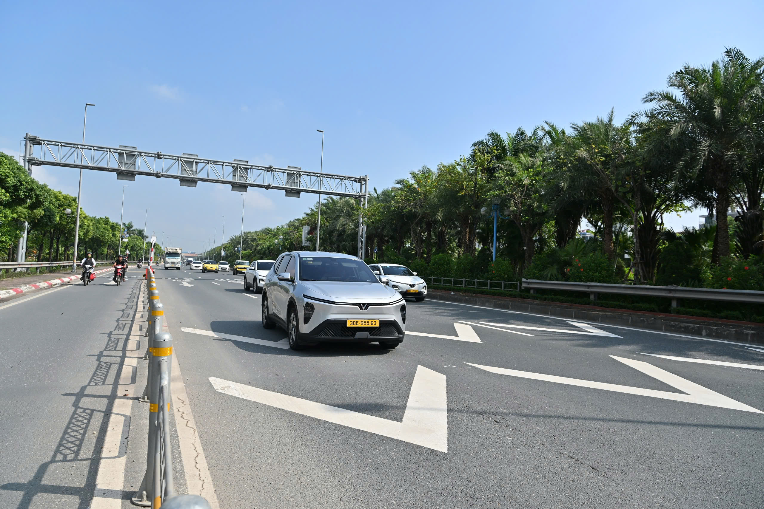 H&agrave; Nội: Cầu Nhật T&acirc;n c&oacute; th&ecirc;m biển b&aacute;o giữ khoảng c&aacute;ch an to&agrave;n, vạch kẻ chia cự ly- Ảnh 3.