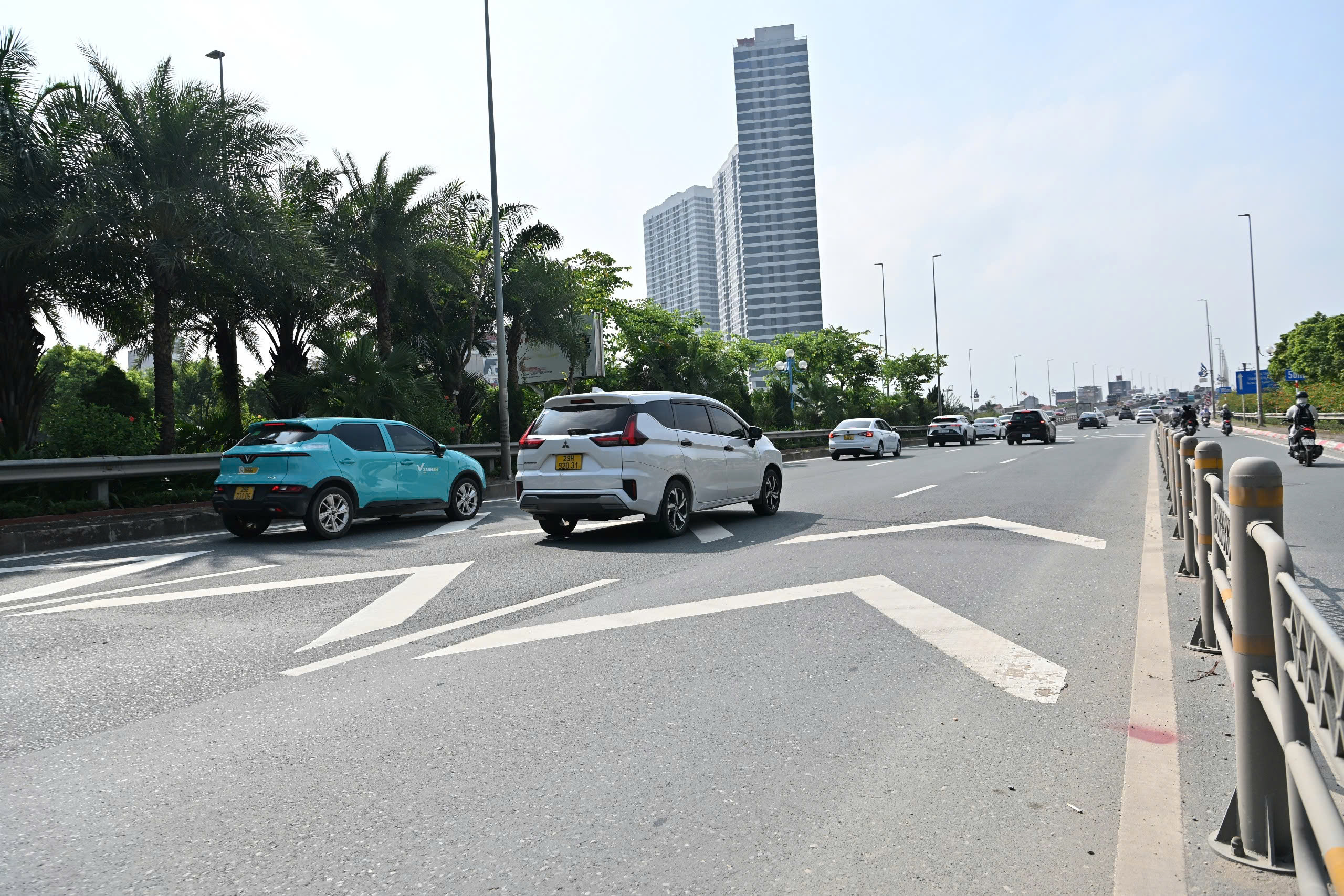 H&agrave; Nội: Cầu Nhật T&acirc;n c&oacute; th&ecirc;m biển b&aacute;o giữ khoảng c&aacute;ch an to&agrave;n, vạch kẻ chia cự ly- Ảnh 2.