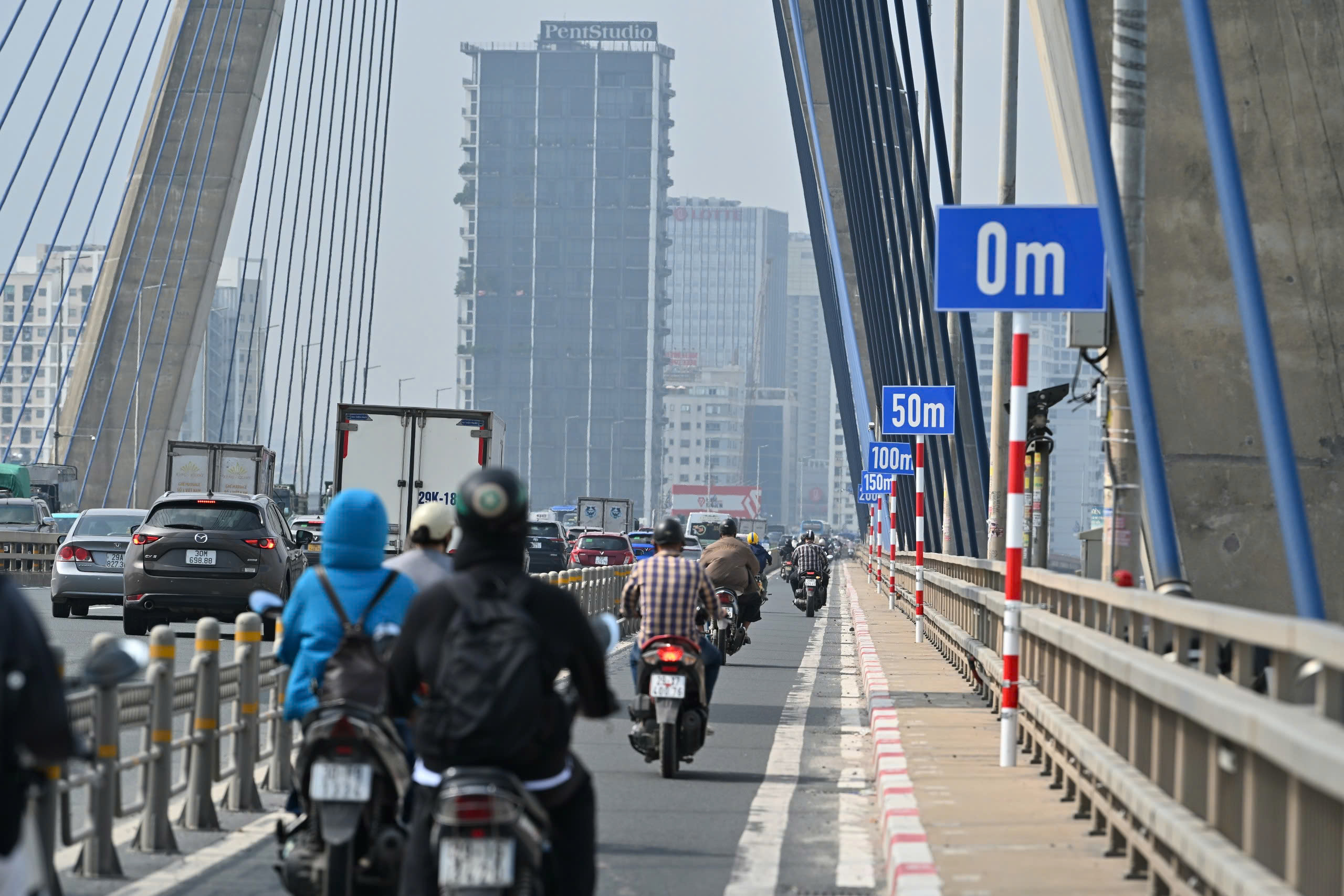 H&agrave; Nội: Cầu Nhật T&acirc;n c&oacute; th&ecirc;m biển b&aacute;o giữ khoảng c&aacute;ch an to&agrave;n, vạch kẻ chia cự ly- Ảnh 1.