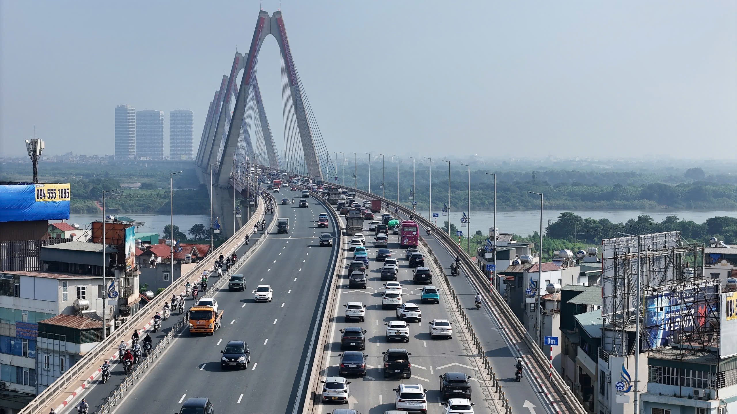 H&agrave; Nội: Cầu Nhật T&acirc;n c&oacute; th&ecirc;m biển b&aacute;o giữ khoảng c&aacute;ch an to&agrave;n, vạch kẻ chia cự ly- Ảnh 4.