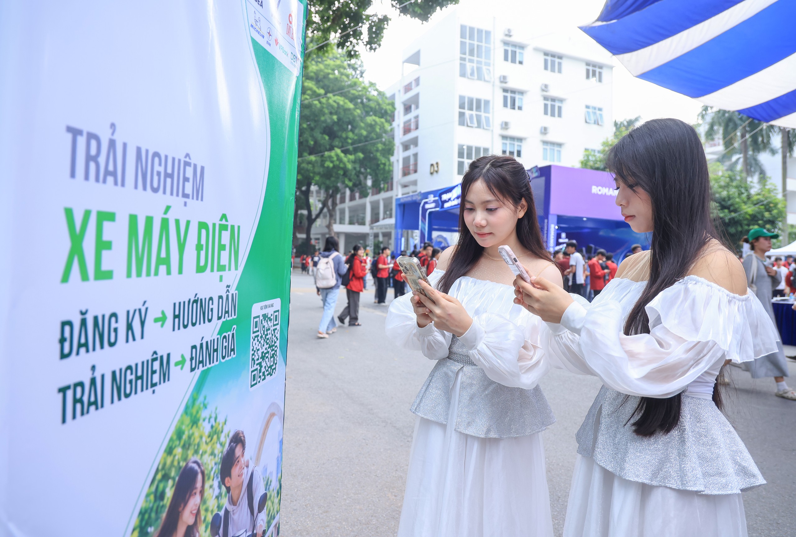 Sinh viên hào hứng đăng ký “Hộ chiếu xanh”, săn xe máy điện - Ảnh 1.