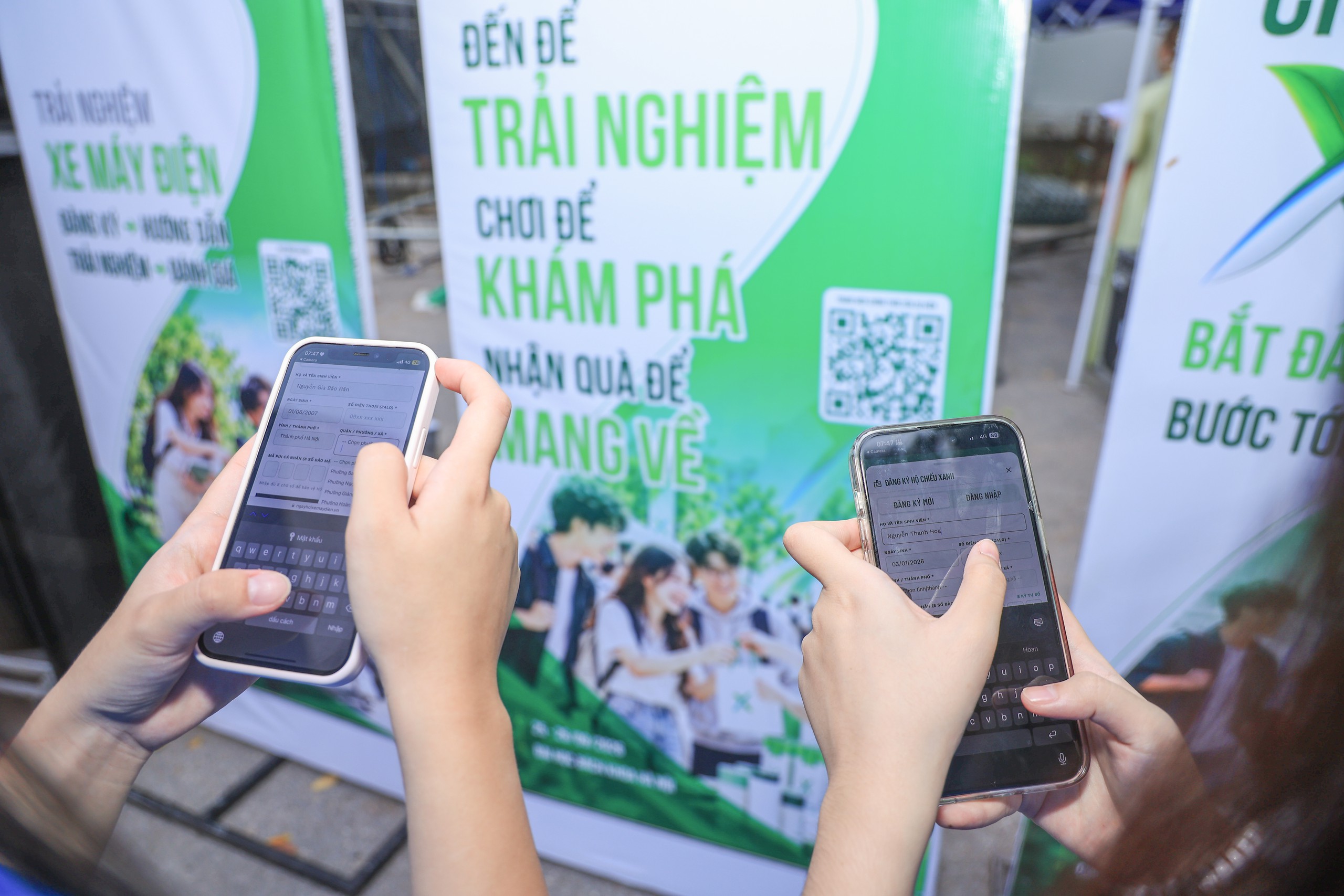 Sinh viên hào hứng đăng ký “Hộ chiếu xanh”, săn xe máy điện - Ảnh 2.