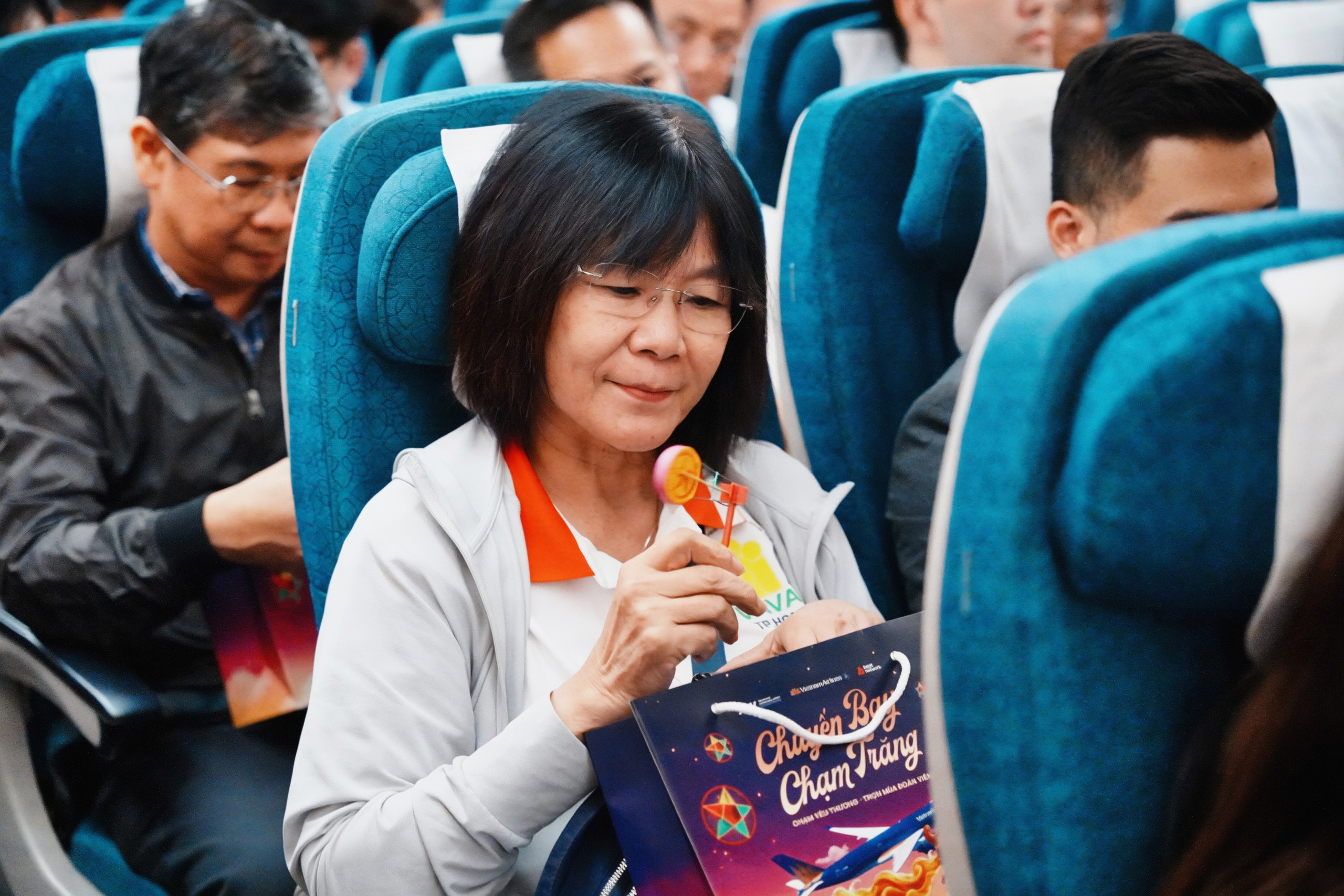 Mang sắc m&agrave;u Trung thu truyền thống l&ecirc;n &ldquo;Chuyến bay Chạm Trăng&rdquo; - Ảnh 10.