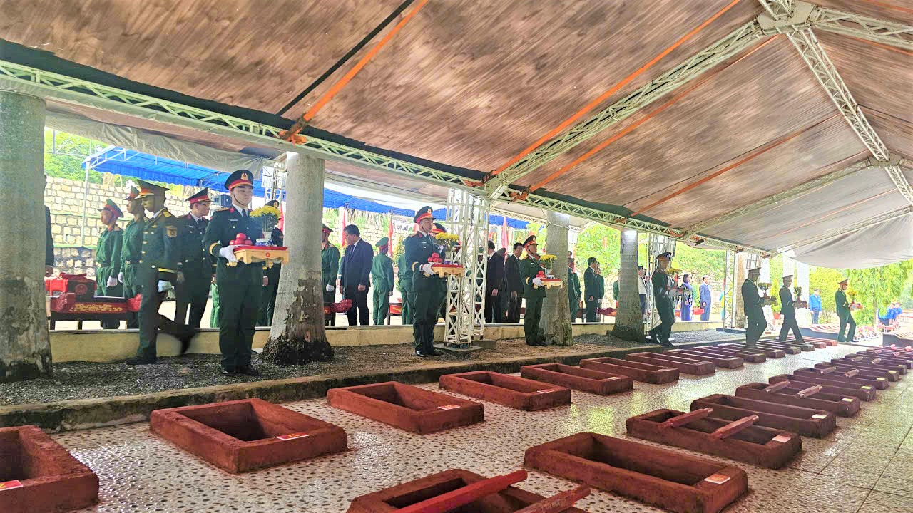 Kh&aacute;nh H&ograve;a đ&oacute;n 45 liệt sĩ về Nghĩa trang liệt sĩ H&ograve;n Dung - Ảnh 4.