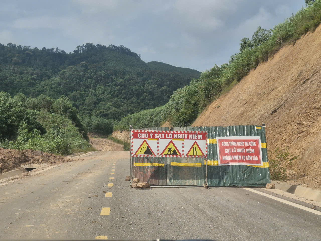 Sạt lở chia cắt đường kết nối Lạng Sơn với Quảng Ninh- Ảnh 4.