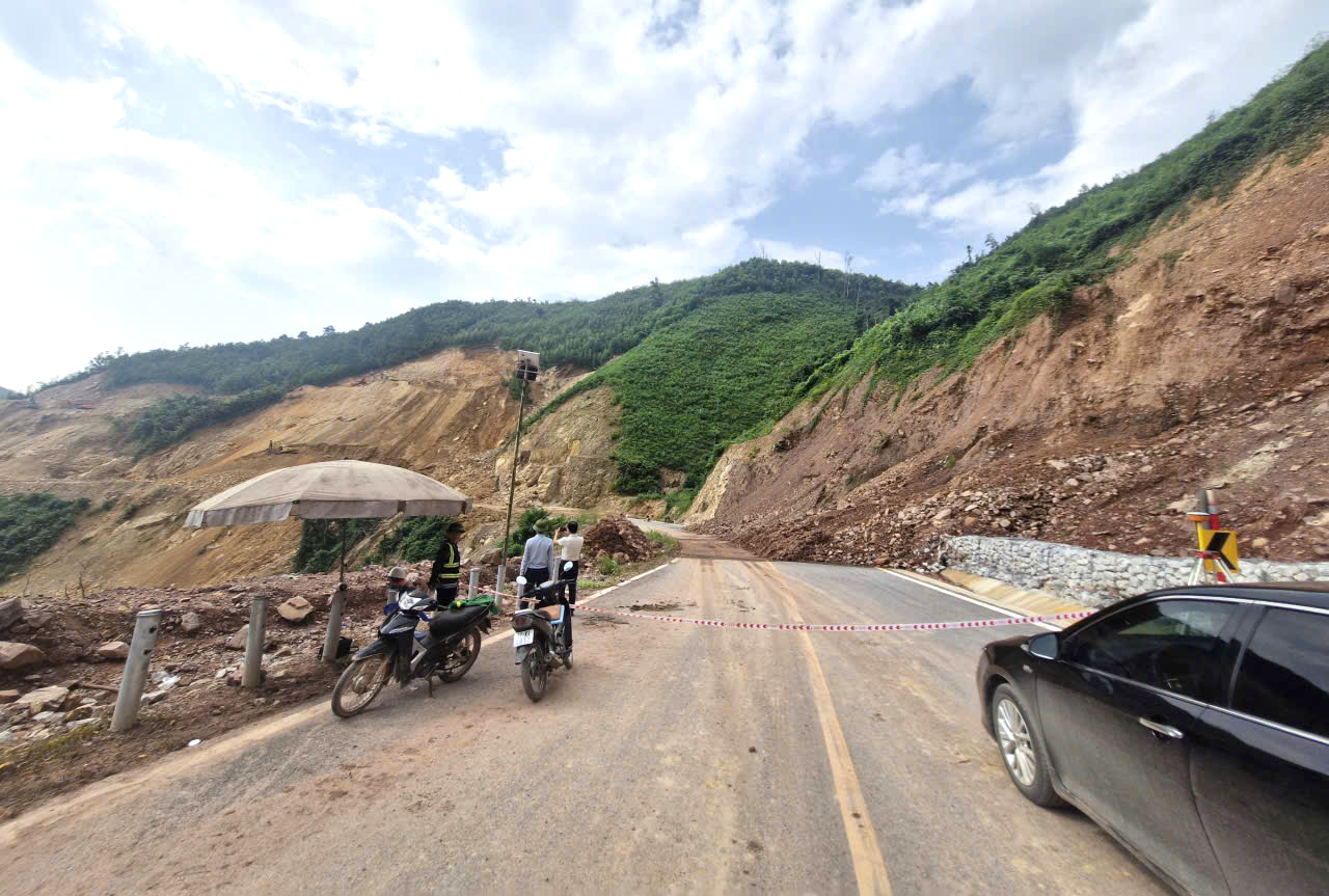 Sạt lở chia cắt đường kết nối Lạng Sơn với Quảng Ninh- Ảnh 1.