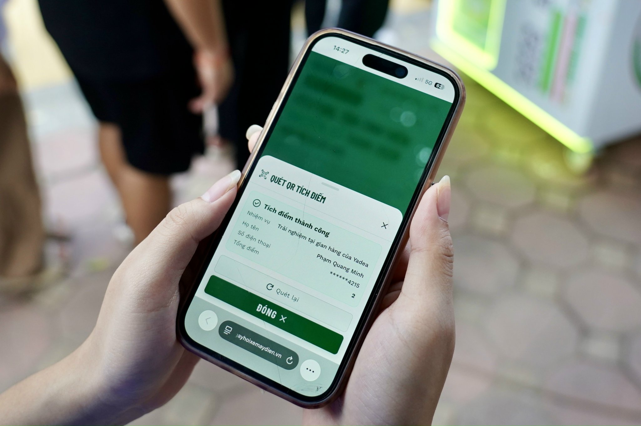 Sinh viên hào hứng đăng ký “Hộ chiếu xanh”, săn xe máy điện - Ảnh 7.