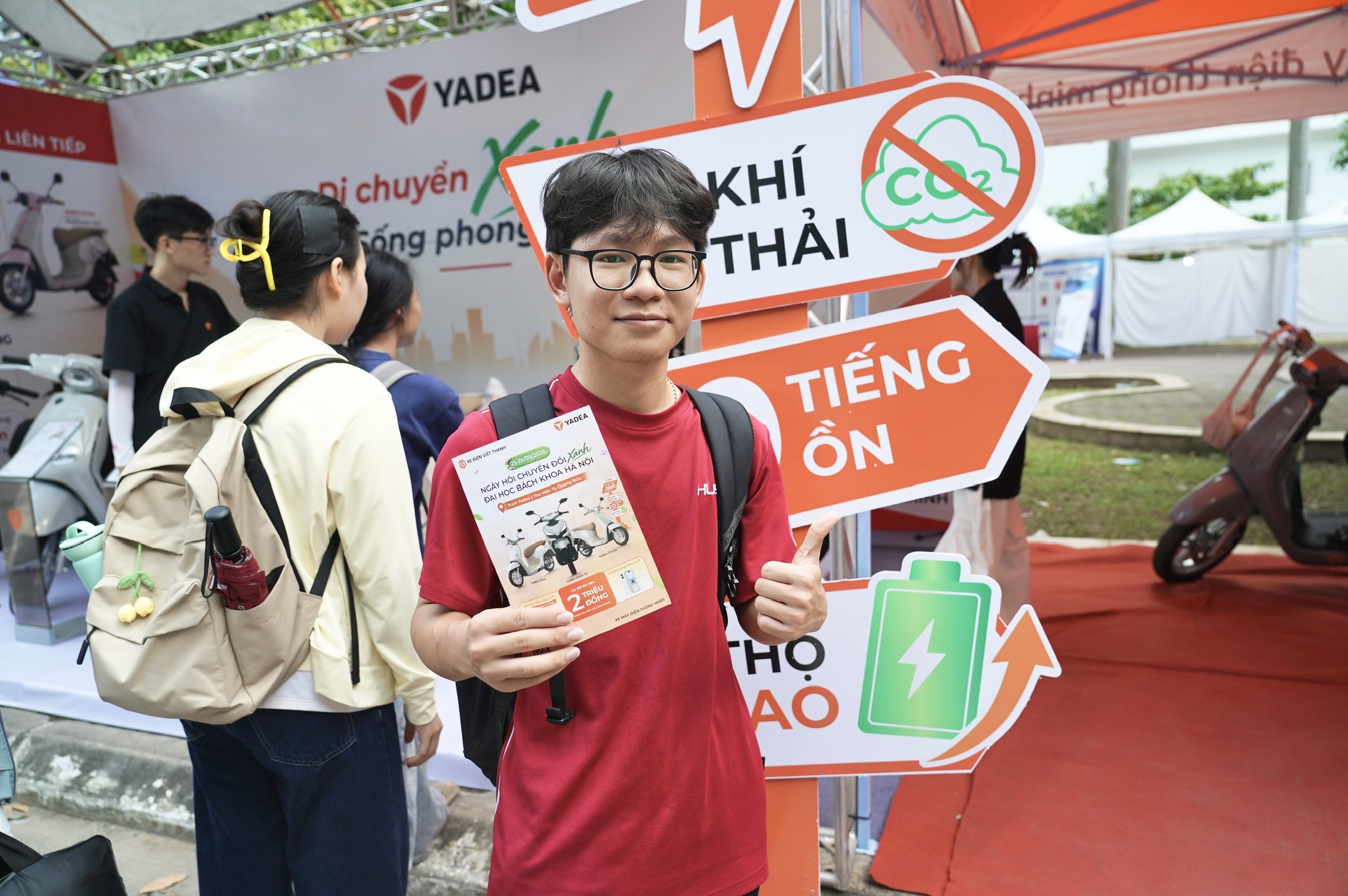 Sinh viên hào hứng đăng ký “Hộ chiếu xanh”, săn xe máy điện - Ảnh 4.
