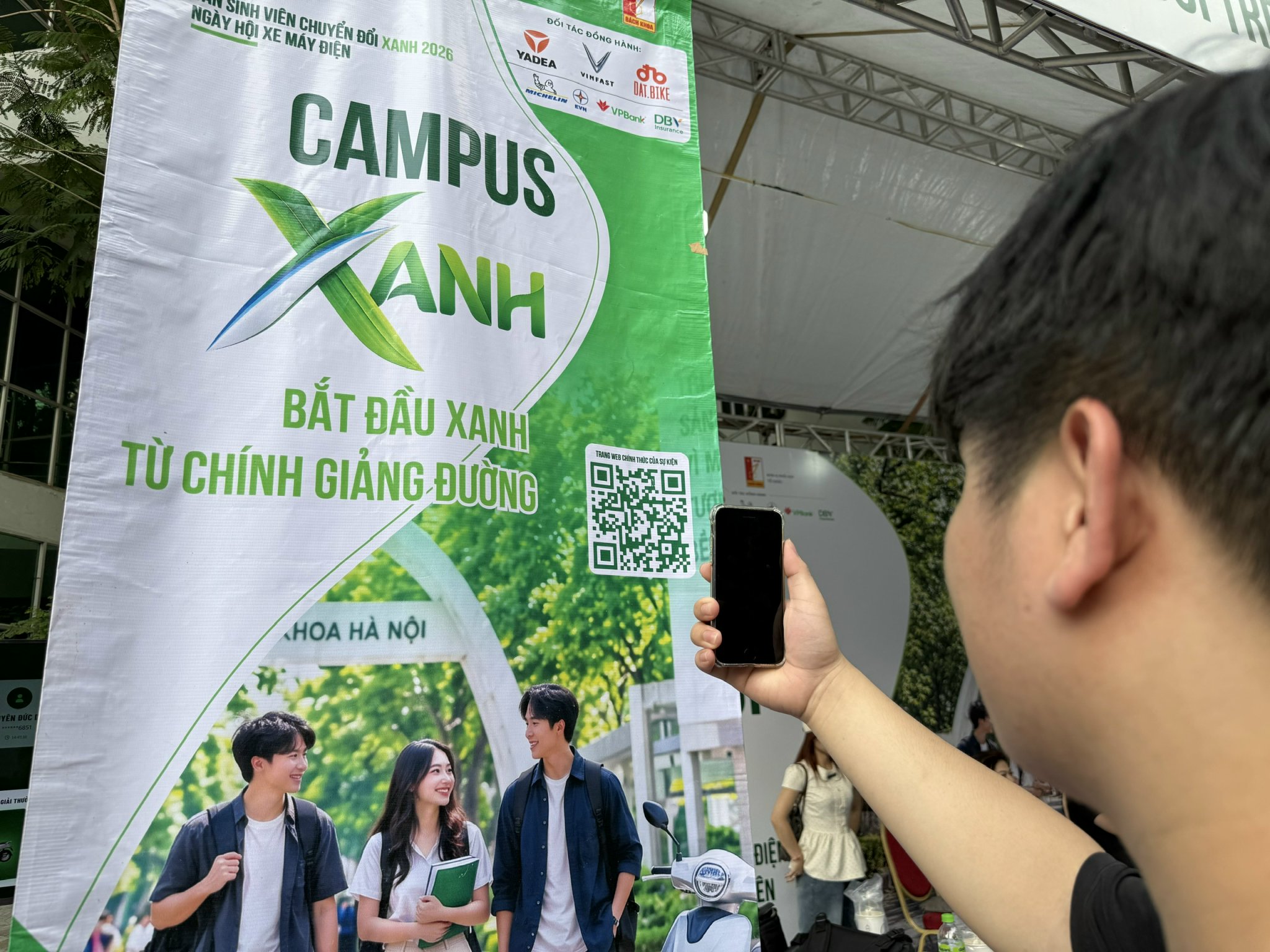 Sinh viên hào hứng đăng ký “Hộ chiếu xanh”, săn xe máy điện - Ảnh 3.