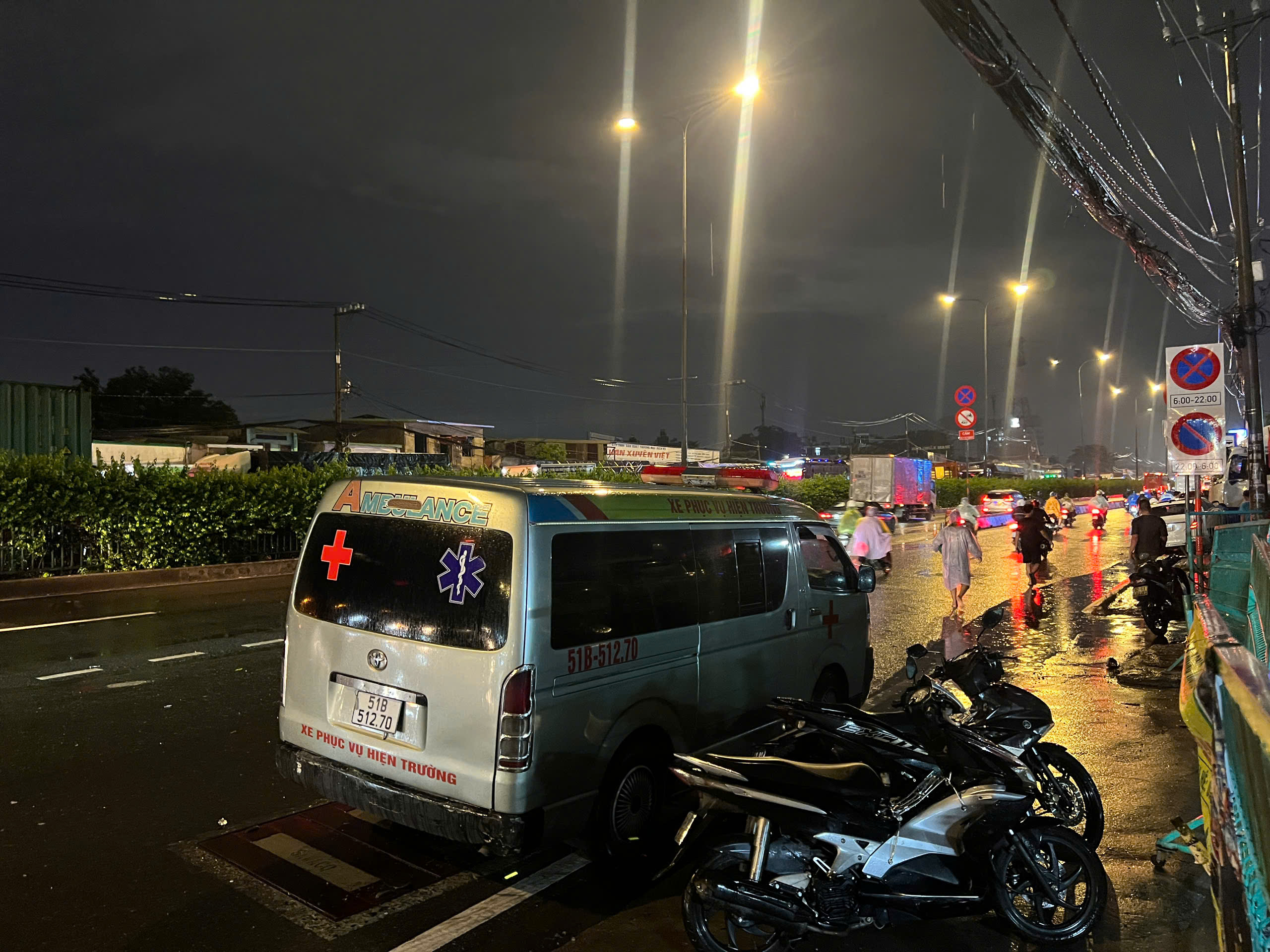 TP.HCM: Xe Mercedes t&ocirc;ng nhiều xe m&aacute;y chạy c&ugrave;ng chiều, 1 người tử vong- Ảnh 3.