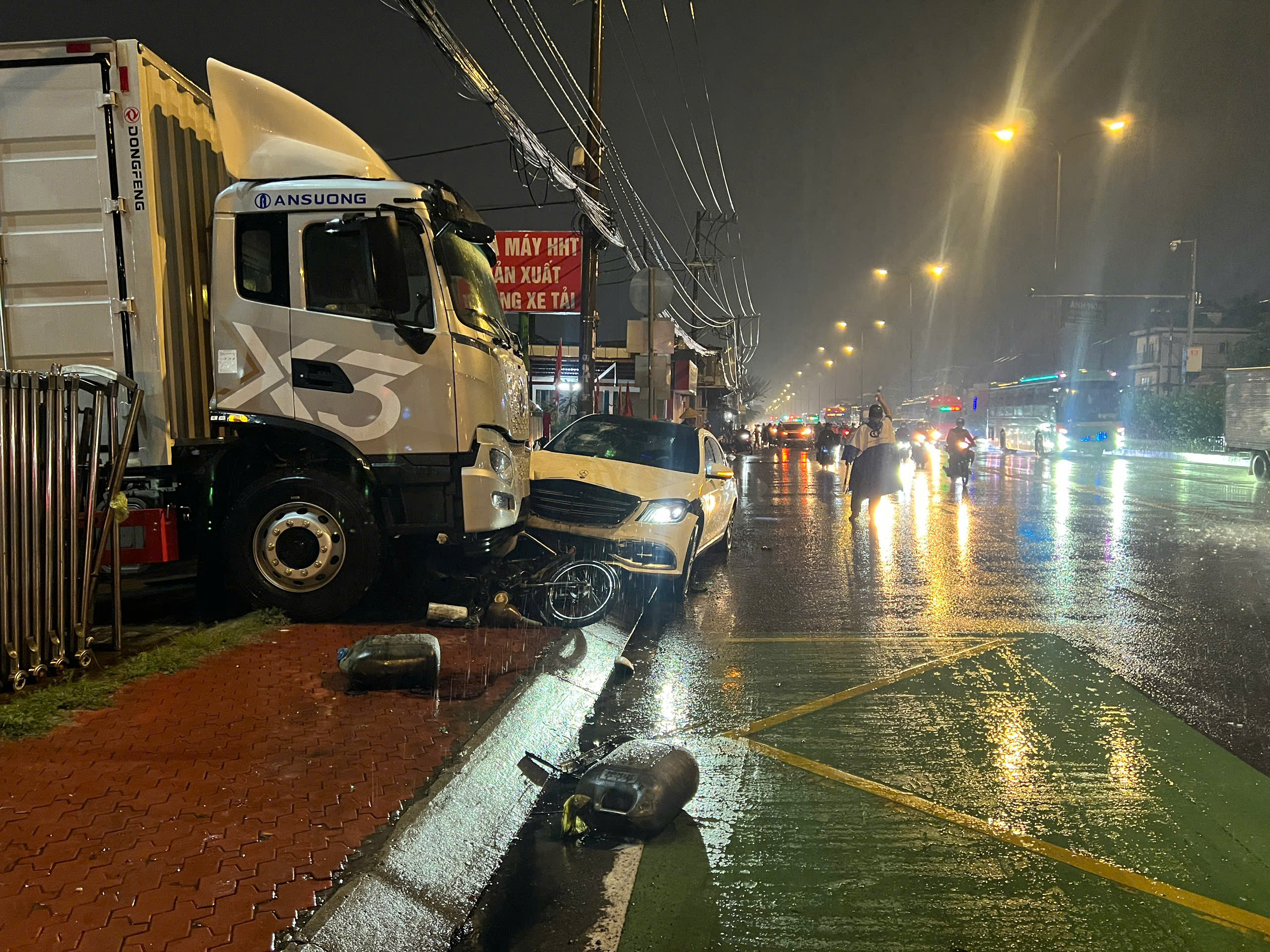 TP.HCM: Xe Mercedes t&ocirc;ng nhiều xe m&aacute;y chạy c&ugrave;ng chiều, 1 người tử vong- Ảnh 2.
