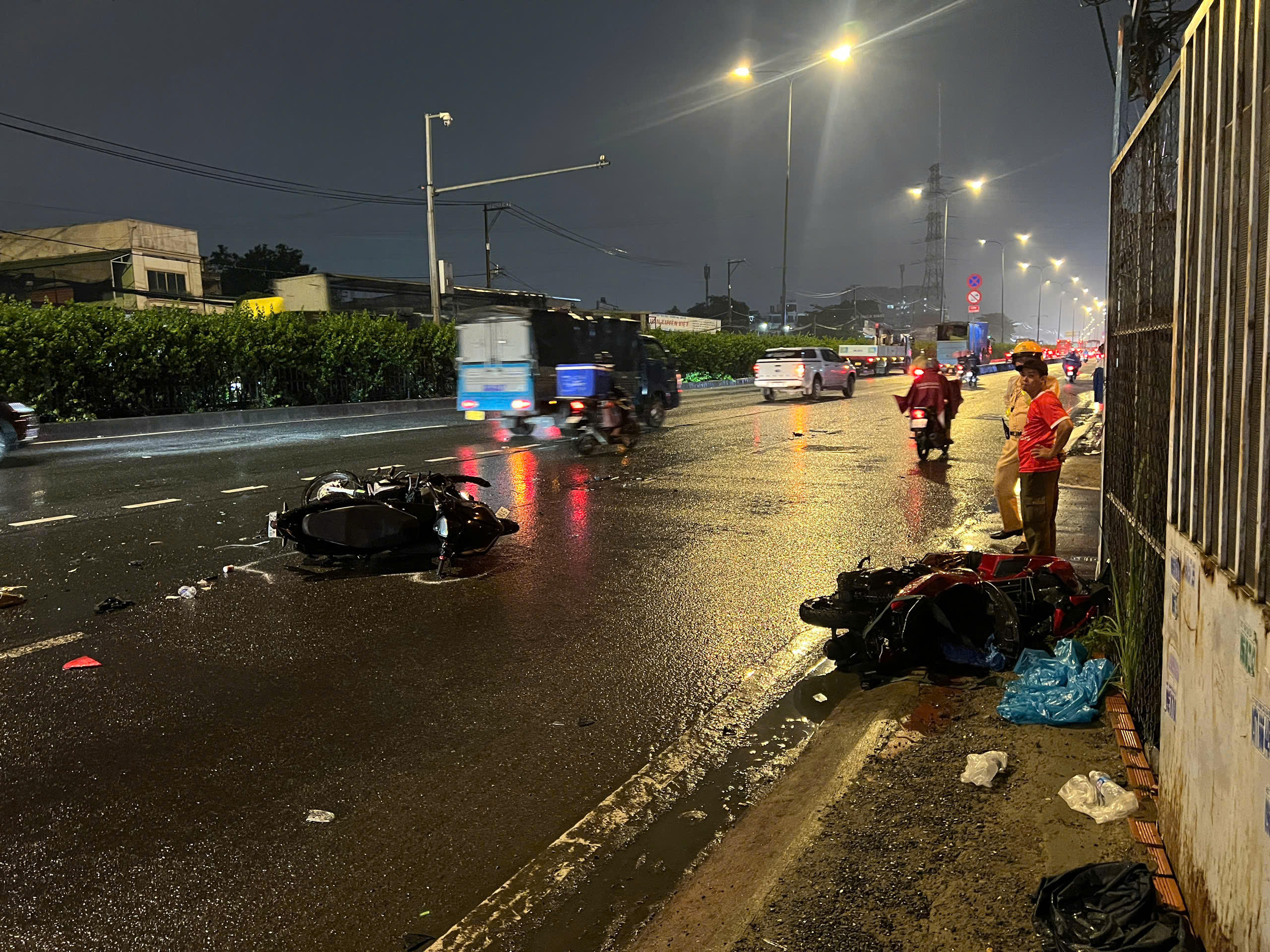 TP.HCM: Xe Mercedes t&ocirc;ng nhiều xe m&aacute;y chạy c&ugrave;ng chiều, 1 người tử vong- Ảnh 1.