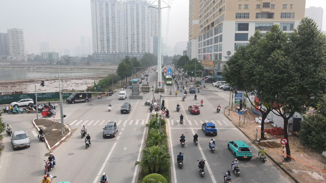 C&oacute; biển cấm, &ocirc; t&ocirc; vẫn đi thẳng qua n&uacute;t giao Trung Thư- Ảnh 4.