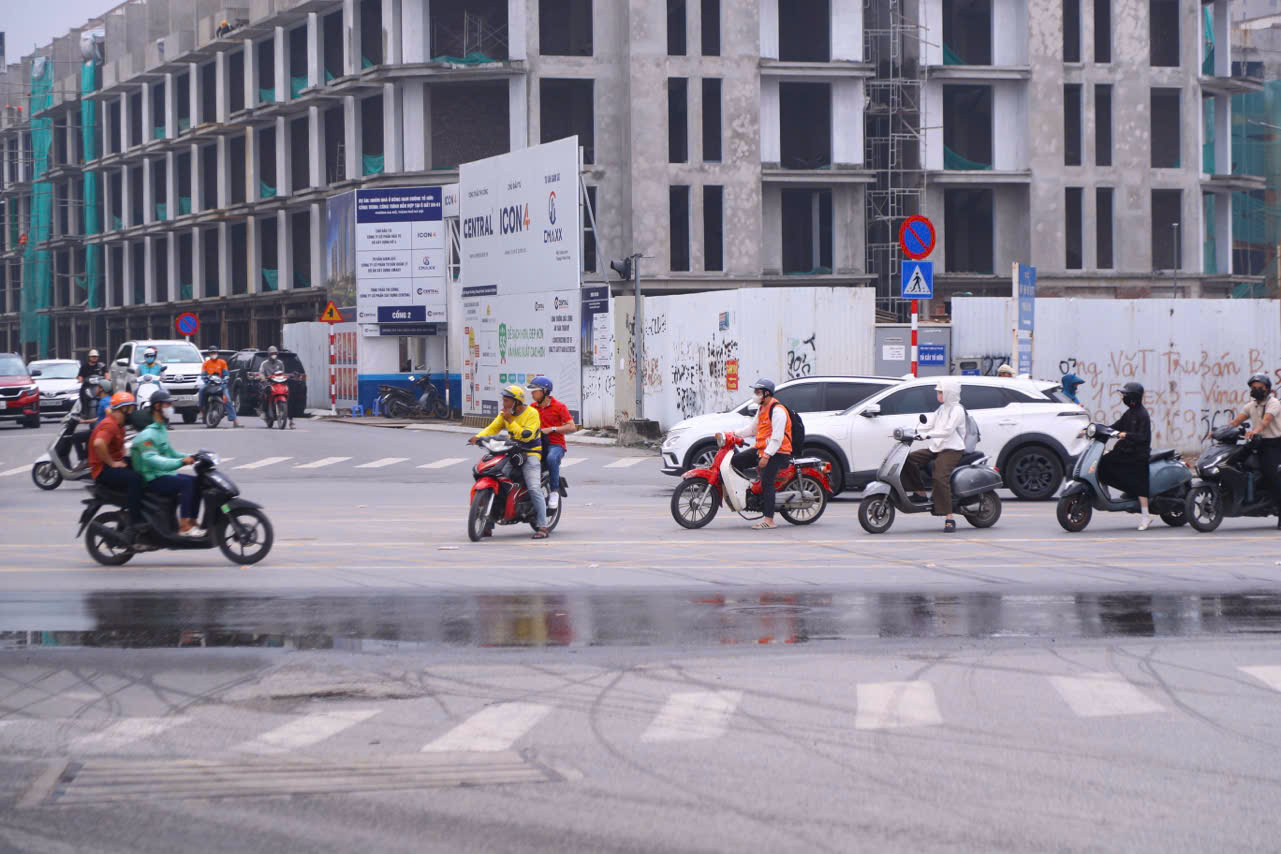 C&oacute; biển cấm, &ocirc; t&ocirc; vẫn đi thẳng qua n&uacute;t giao Trung Thư- Ảnh 7.