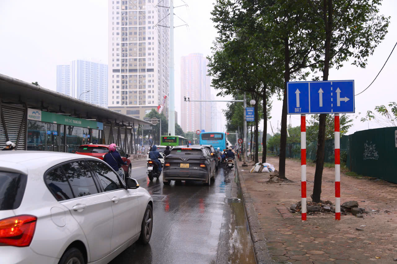 C&oacute; biển cấm, &ocirc; t&ocirc; vẫn đi thẳng qua n&uacute;t giao Trung Thư- Ảnh 6.