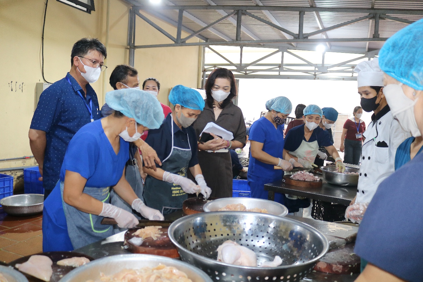 H&agrave; Nội kiểm tra bữa ăn b&aacute;n tr&uacute; sau phản &aacute;nh tại trường Quảng Bị 1- Ảnh 2.