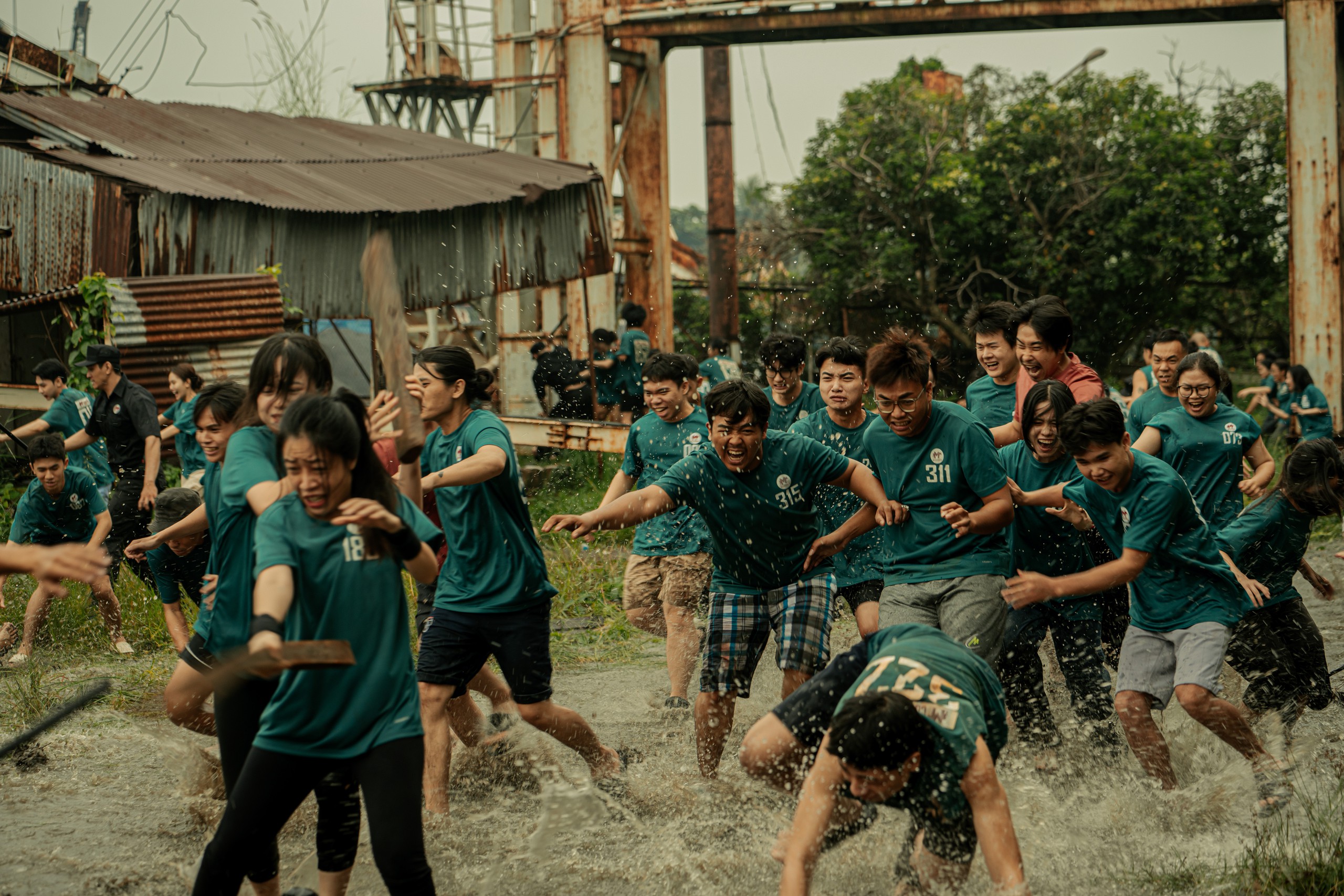Trại buôn người vừa khởi chiếu đã dẫn đầu Top 1 phòng vé Việt - Ảnh 1.