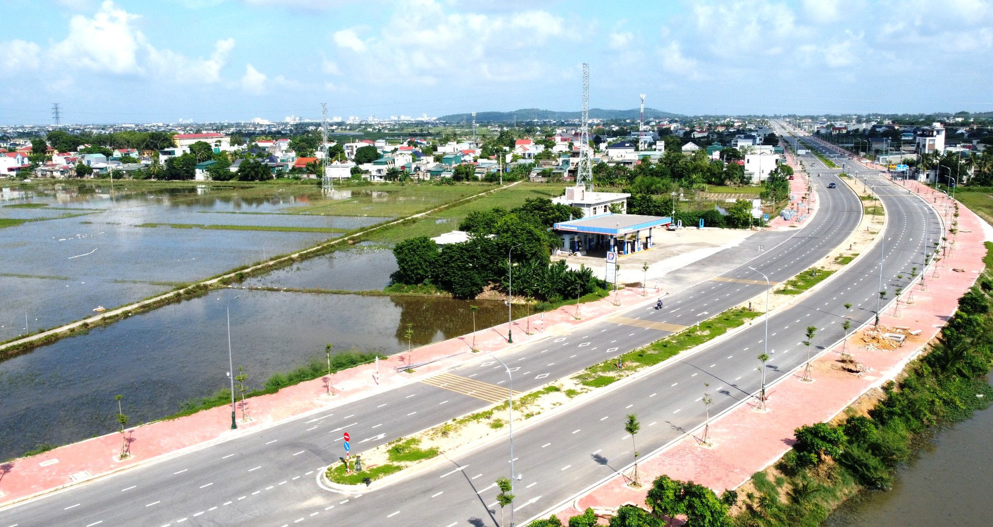 Thanh H&oacute;a: Dồn lực thi c&ocirc;ng dự &aacute;n đường Voi - Sầm Sơn- Ảnh 1.