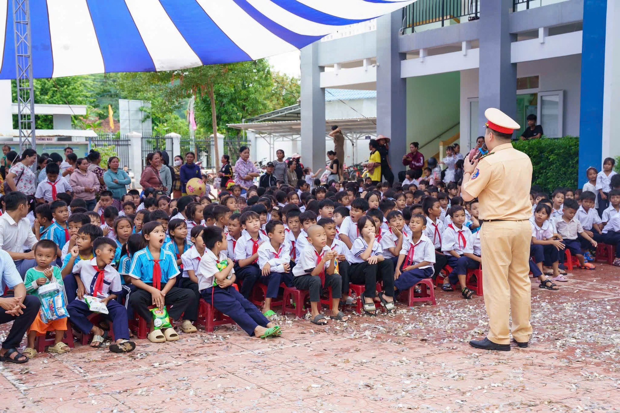 Kh&aacute;nh H&ograve;a: Tuy&ecirc;n truyền ATGT qua chương tr&igrave;nh &ldquo;Trung thu y&ecirc;u thương - An to&agrave;n đến trường&rdquo;- Ảnh 2.