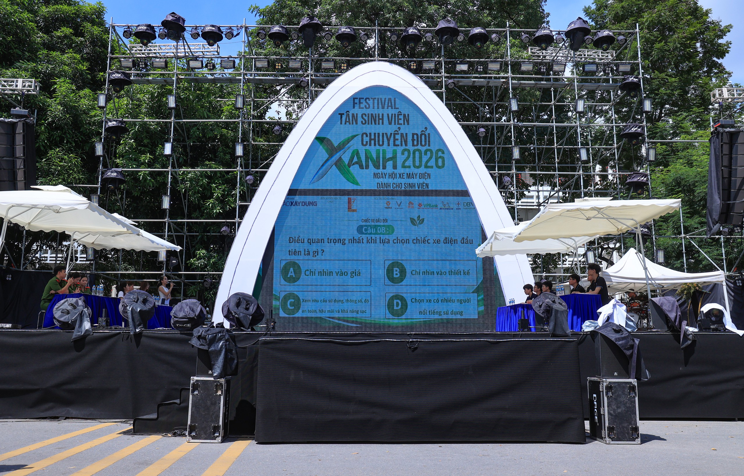 Hào hứng giải mã “Chiếc xe đầu đời” tại Festival Tân sinh viên chuyển đổi xanh - Ảnh 1.