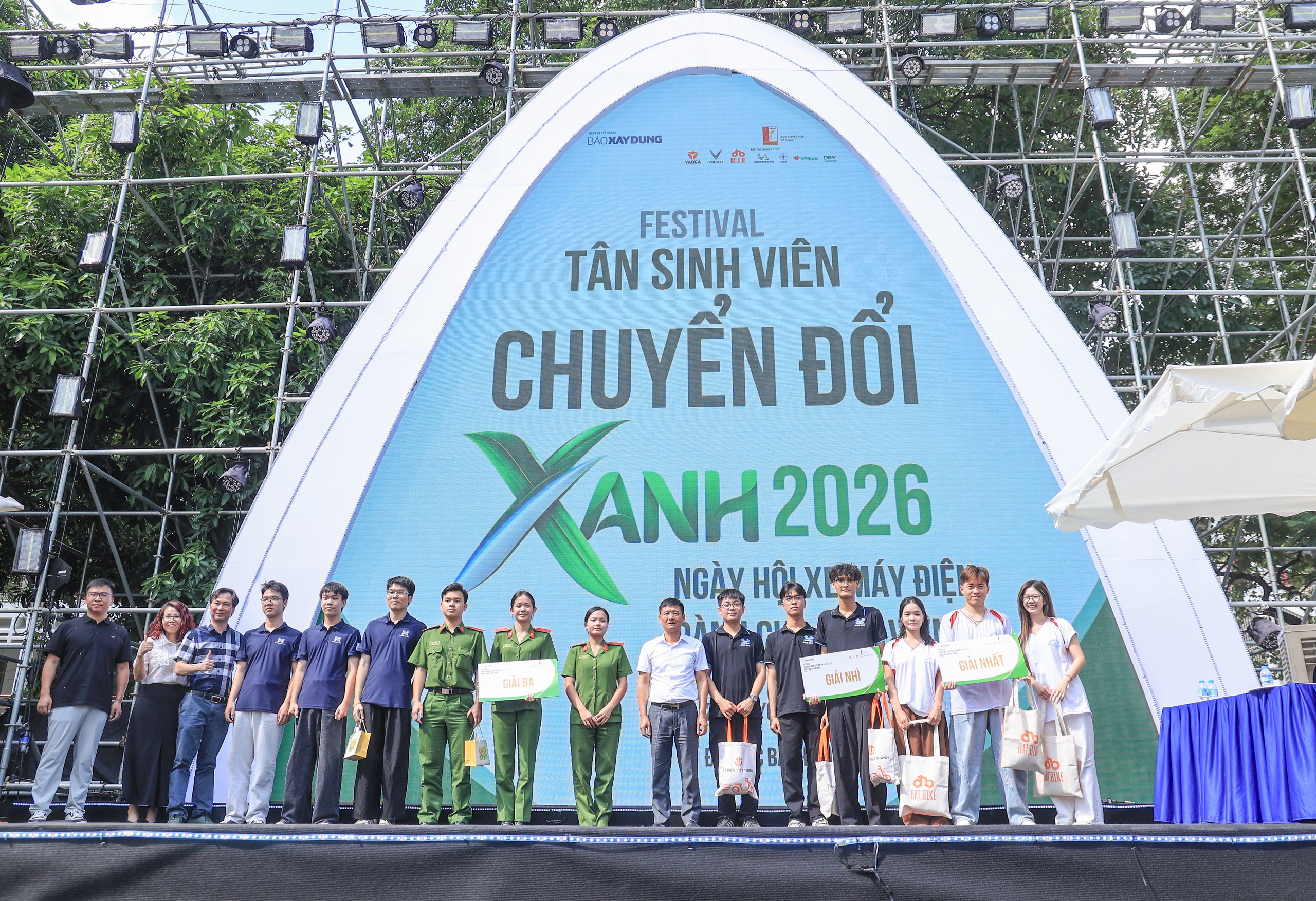 Hào hứng giải mã “Chiếc xe đầu đời” tại Festival Tân sinh viên chuyển đổi xanh - Ảnh 20.