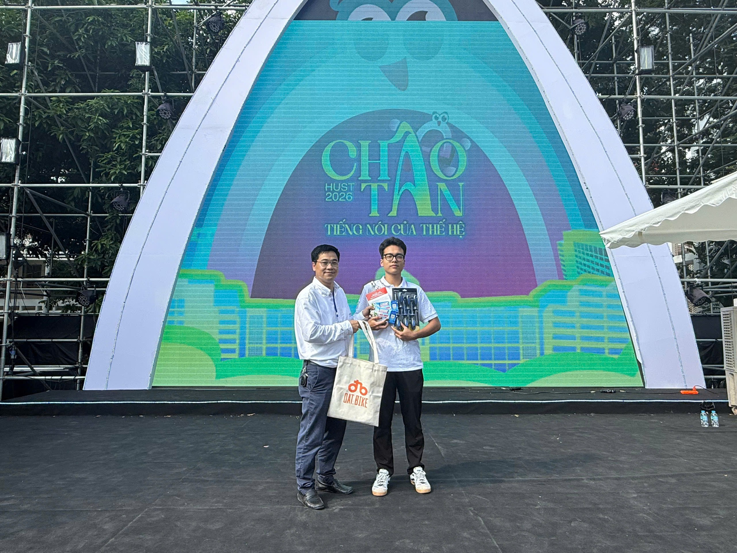 Lộ diện sinh vi&ecirc;n B&aacute;ch khoa tr&uacute;ng thưởng xe m&aacute;y điện tại giải Hộ chiếu xanh - Ảnh 4.
