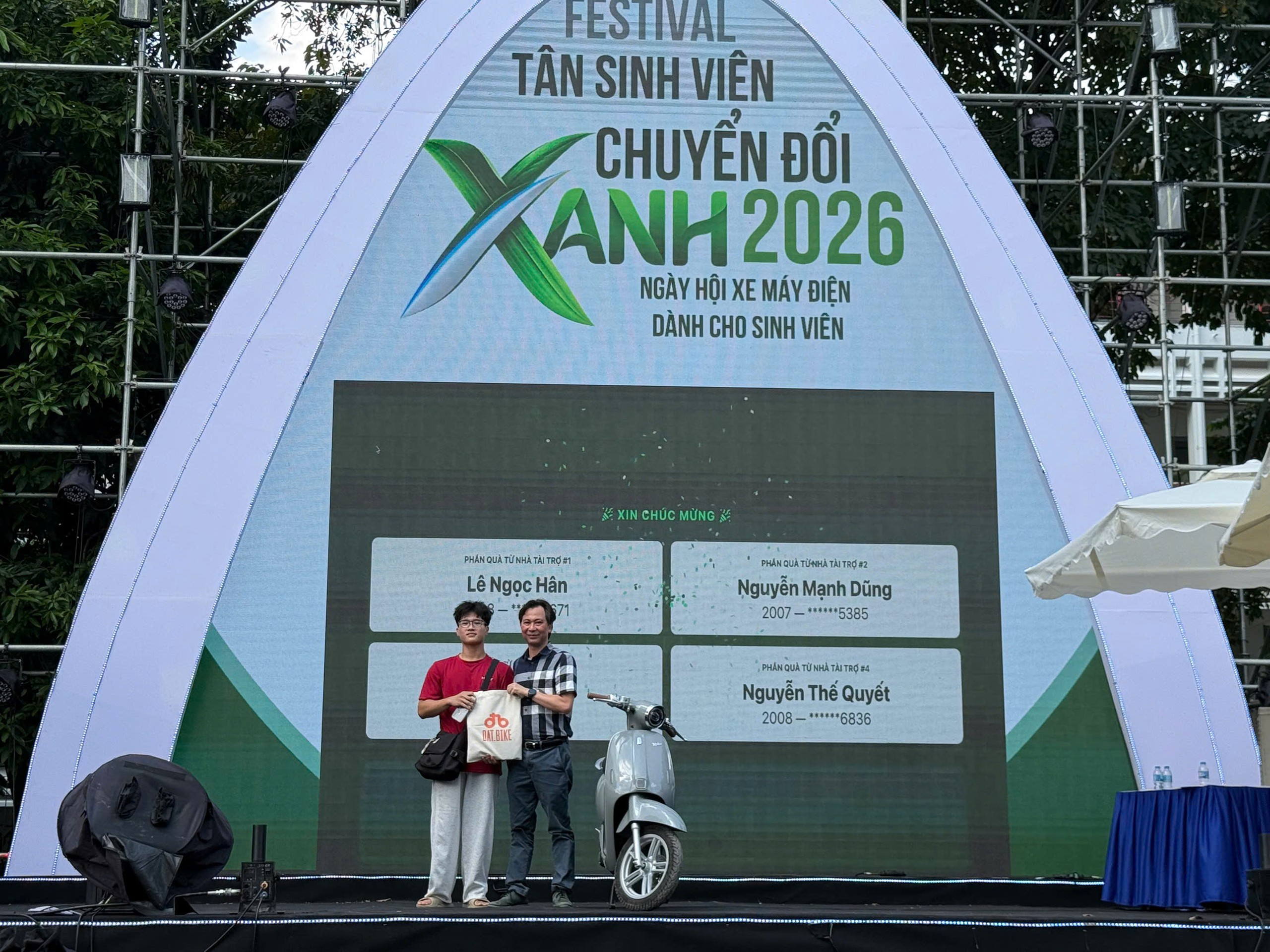 Lộ diện sinh vi&ecirc;n B&aacute;ch khoa tr&uacute;ng thưởng xe m&aacute;y điện tại giải Hộ chiếu xanh - Ảnh 3.