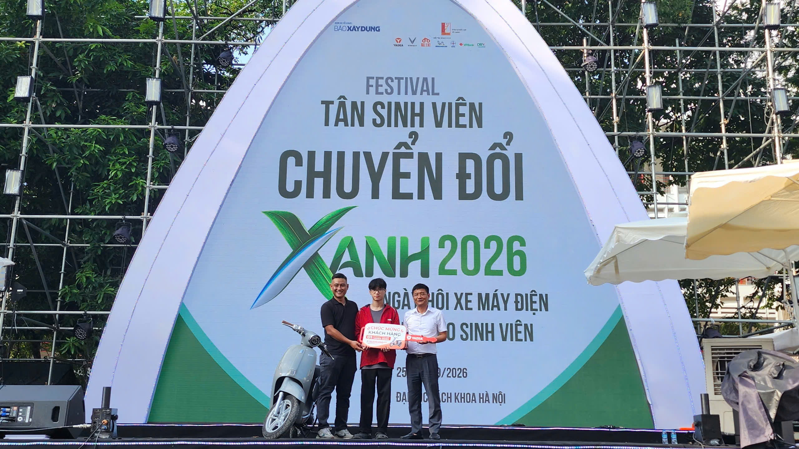Lộ diện sinh vi&ecirc;n B&aacute;ch khoa tr&uacute;ng thưởng xe m&aacute;y điện tại giải Hộ chiếu xanh - Ảnh 5.