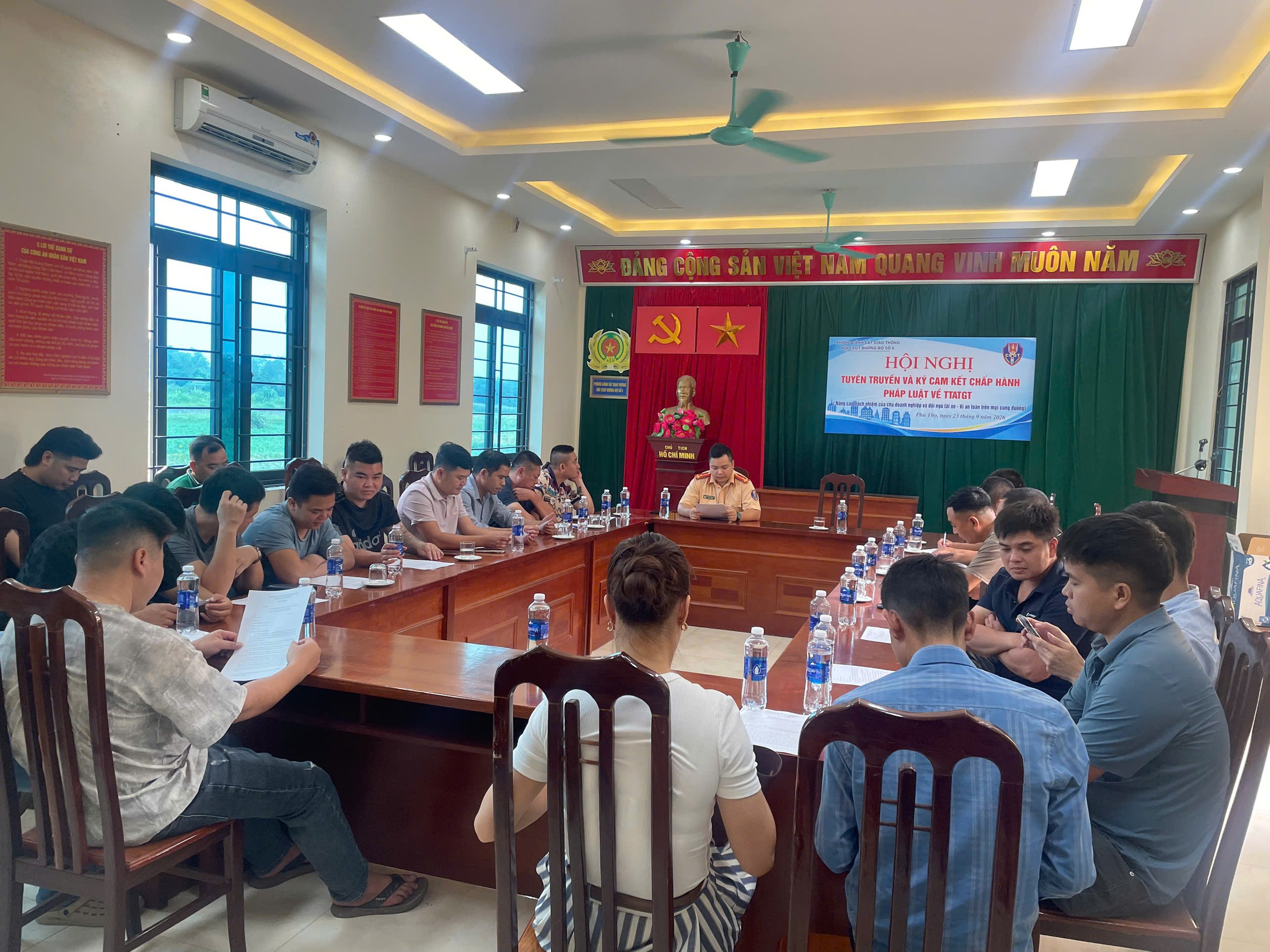 CSGT Ph&uacute; Thọ tuy&ecirc;n truyền chở h&agrave;ng đ&uacute;ng quy định cho l&aacute;i xe tải - Ảnh 1.