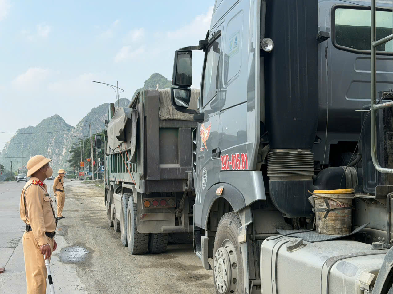 CSGT Ph&uacute; Thọ tuy&ecirc;n truyền chở h&agrave;ng đ&uacute;ng quy định cho l&aacute;i xe tải - Ảnh 3.