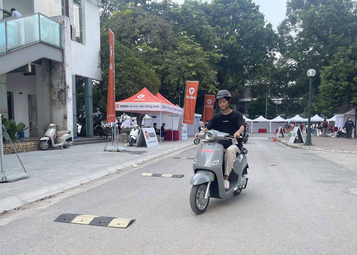 Sôi động đường lái thử xe máy điện tại Festival Tân sinh viên chuyển đổi xanh- Ảnh 6.