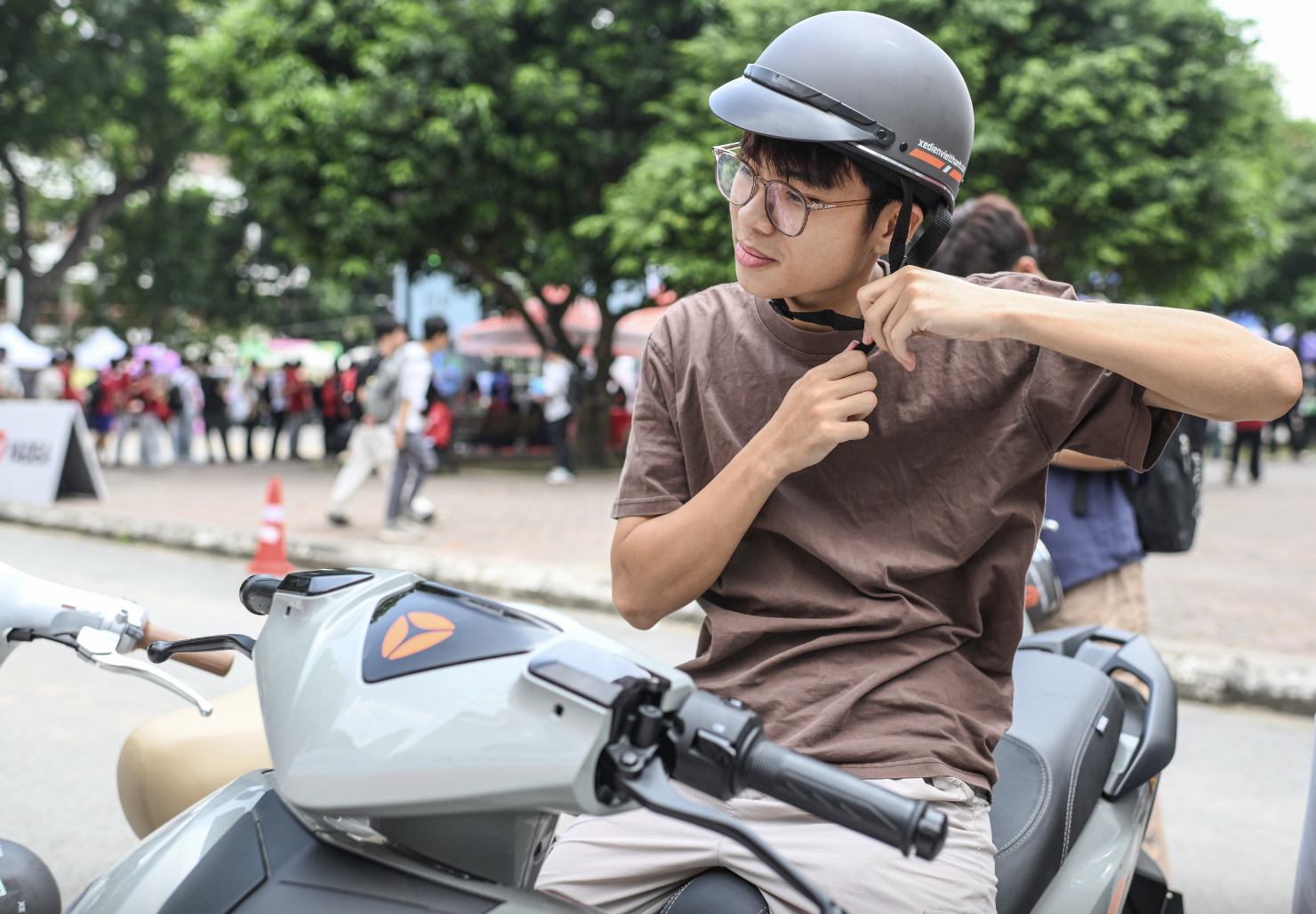 Sôi động đường lái thử xe máy điện tại Festival Tân sinh viên chuyển đổi xanh- Ảnh 5.