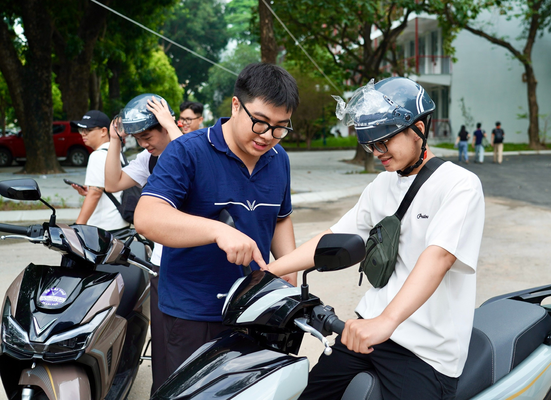 Sôi động đường lái thử xe máy điện tại Festival Tân sinh viên chuyển đổi xanh- Ảnh 2.
