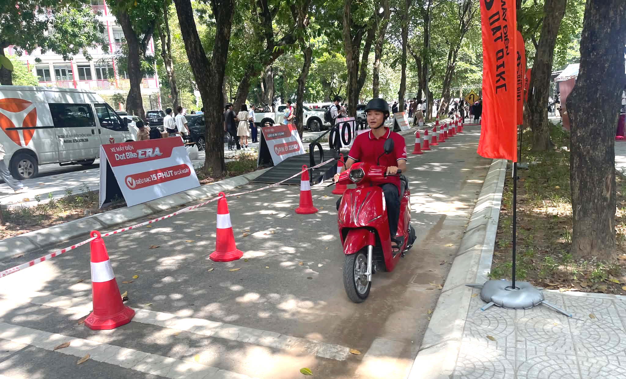 Sôi động đường lái thử xe máy điện tại Festival Tân sinh viên chuyển đổi xanh- Ảnh 3.
