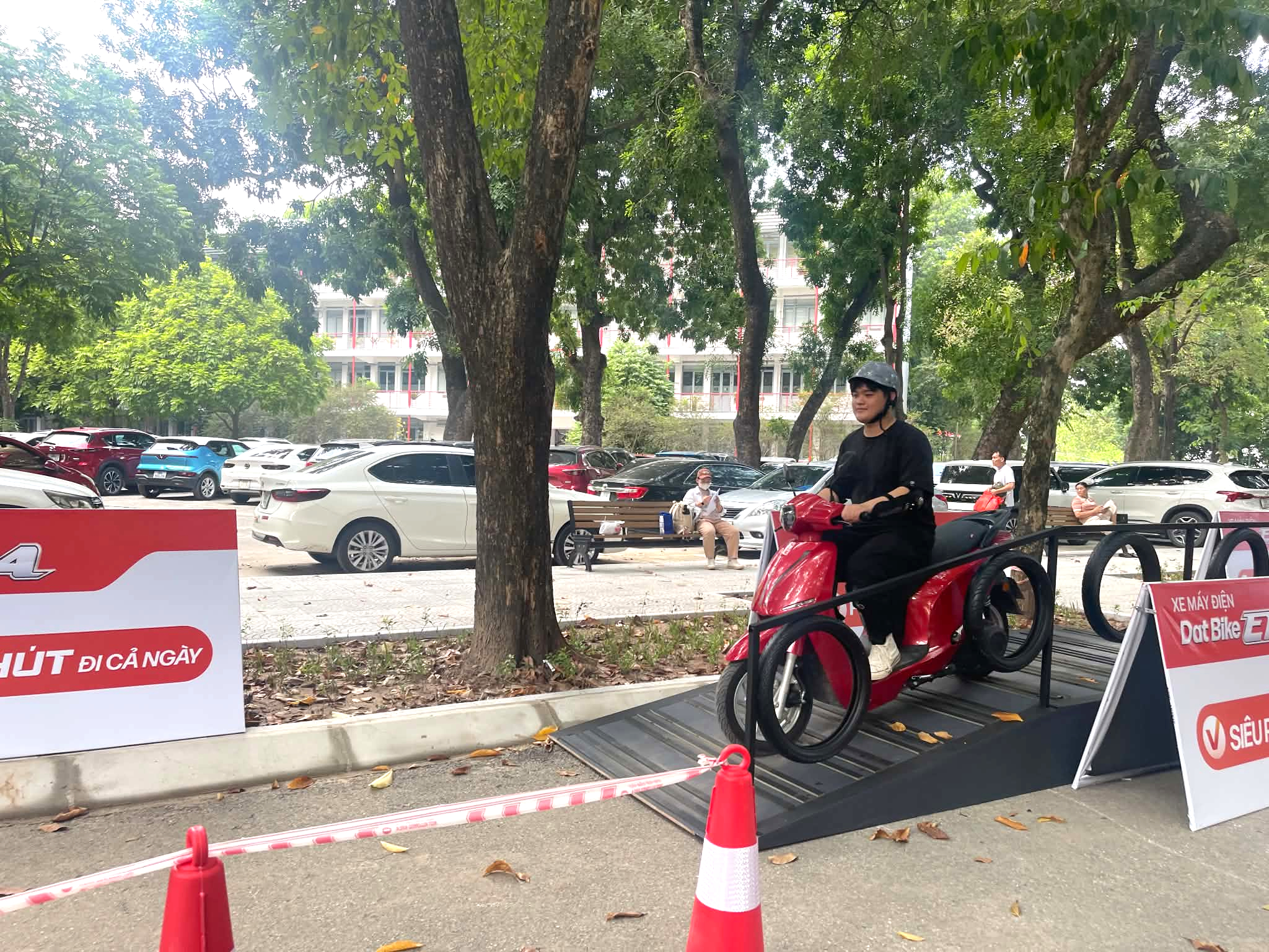 Sôi động đường lái thử xe máy điện tại Festival Tân sinh viên chuyển đổi xanh- Ảnh 4.