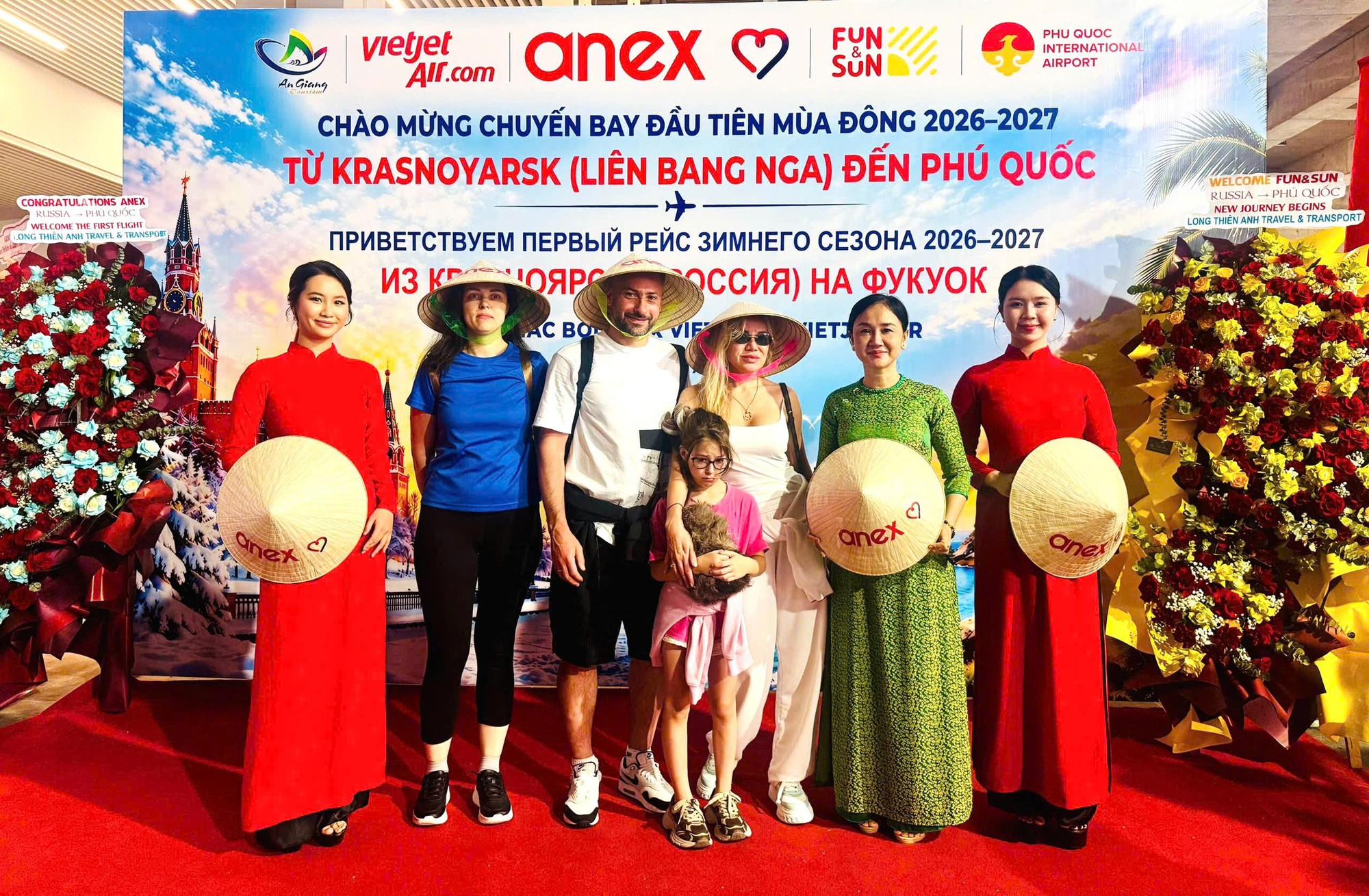 An Giang: Đ&oacute;n chuyến bay chở 370 du kh&aacute;ch Nga đến đảo Ph&uacute; Quốc - Ảnh 1.
